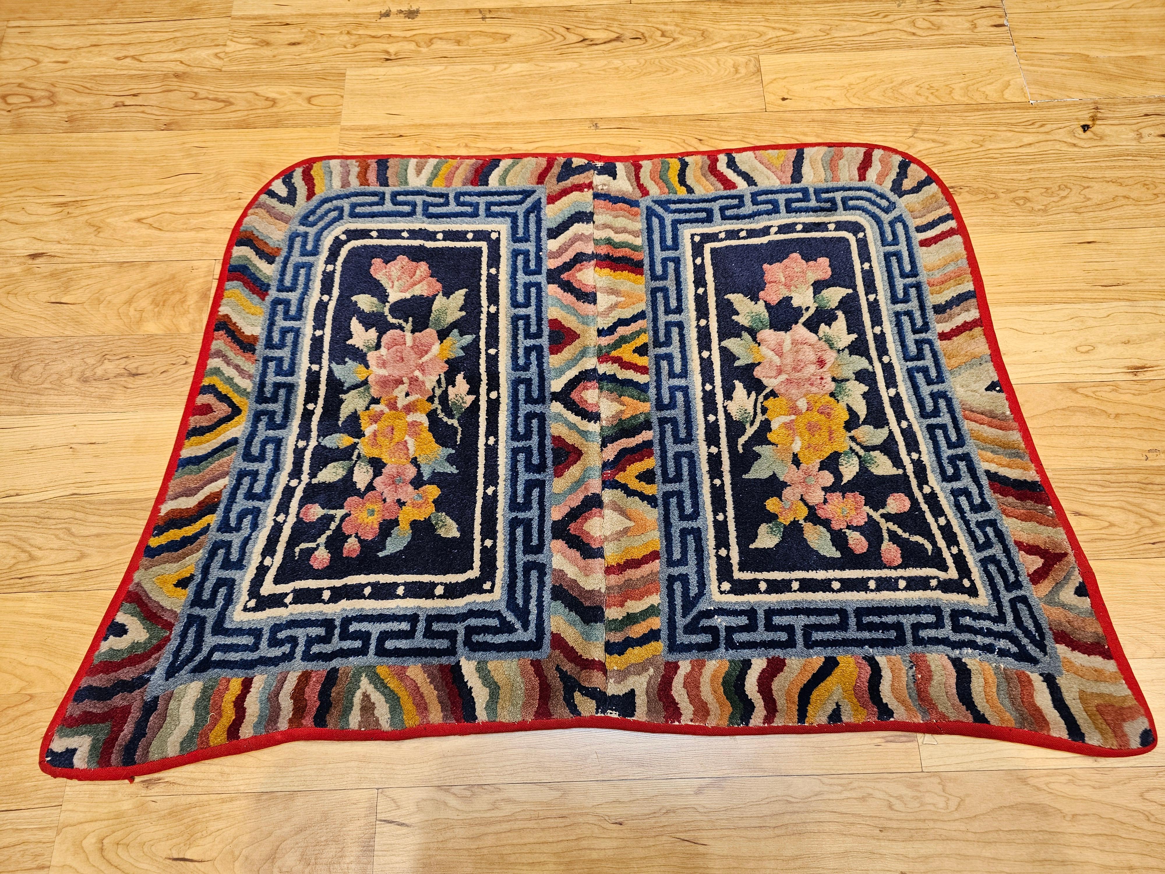Exemple frappant de l'art textile himalayen, cette couverture de selle tibétaine du XIXe siècle présente un riche motif floral tissé dans des tons de bleu marine, de bleu, de rose, de jaune et de rouge. Originaire du Tibet à la fin des années 1800,