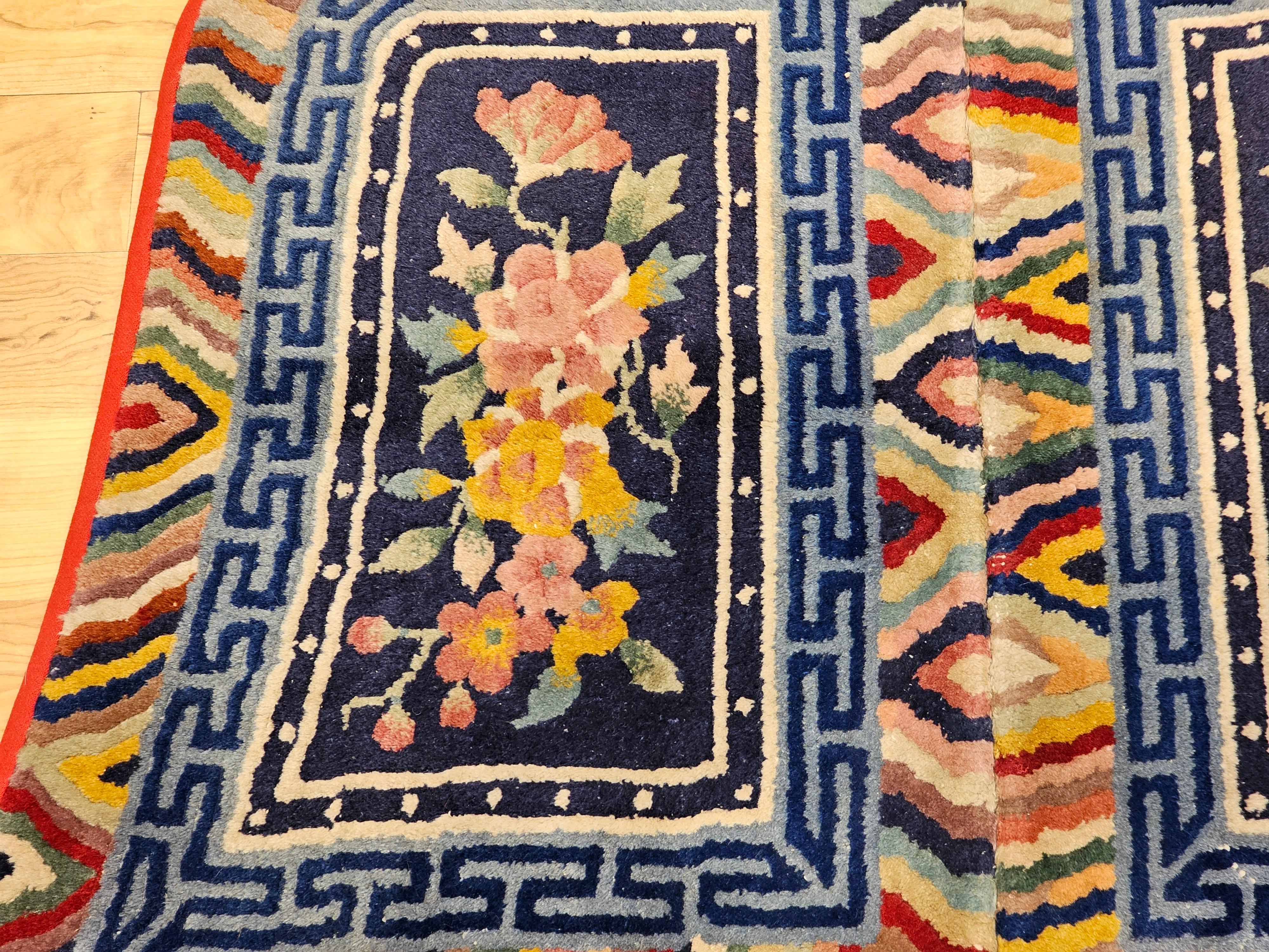 Tibétain Couverture de selle tibétaine de la fin du 19e siècle avec motifs floraux en bleu marine, rose et rouge en vente