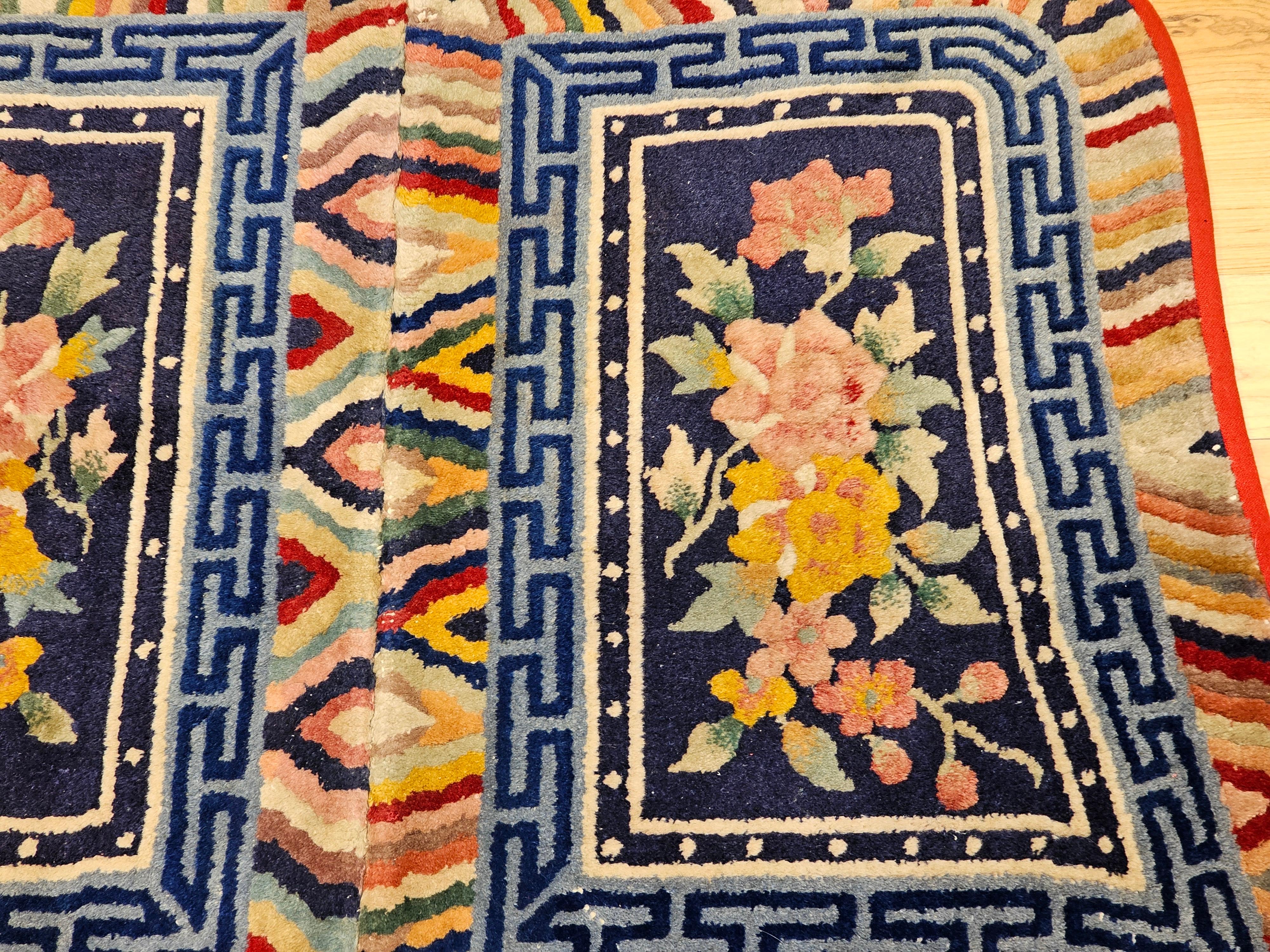 Noué à la main Couverture de selle tibétaine de la fin du 19e siècle avec motifs floraux en bleu marine, rose et rouge en vente