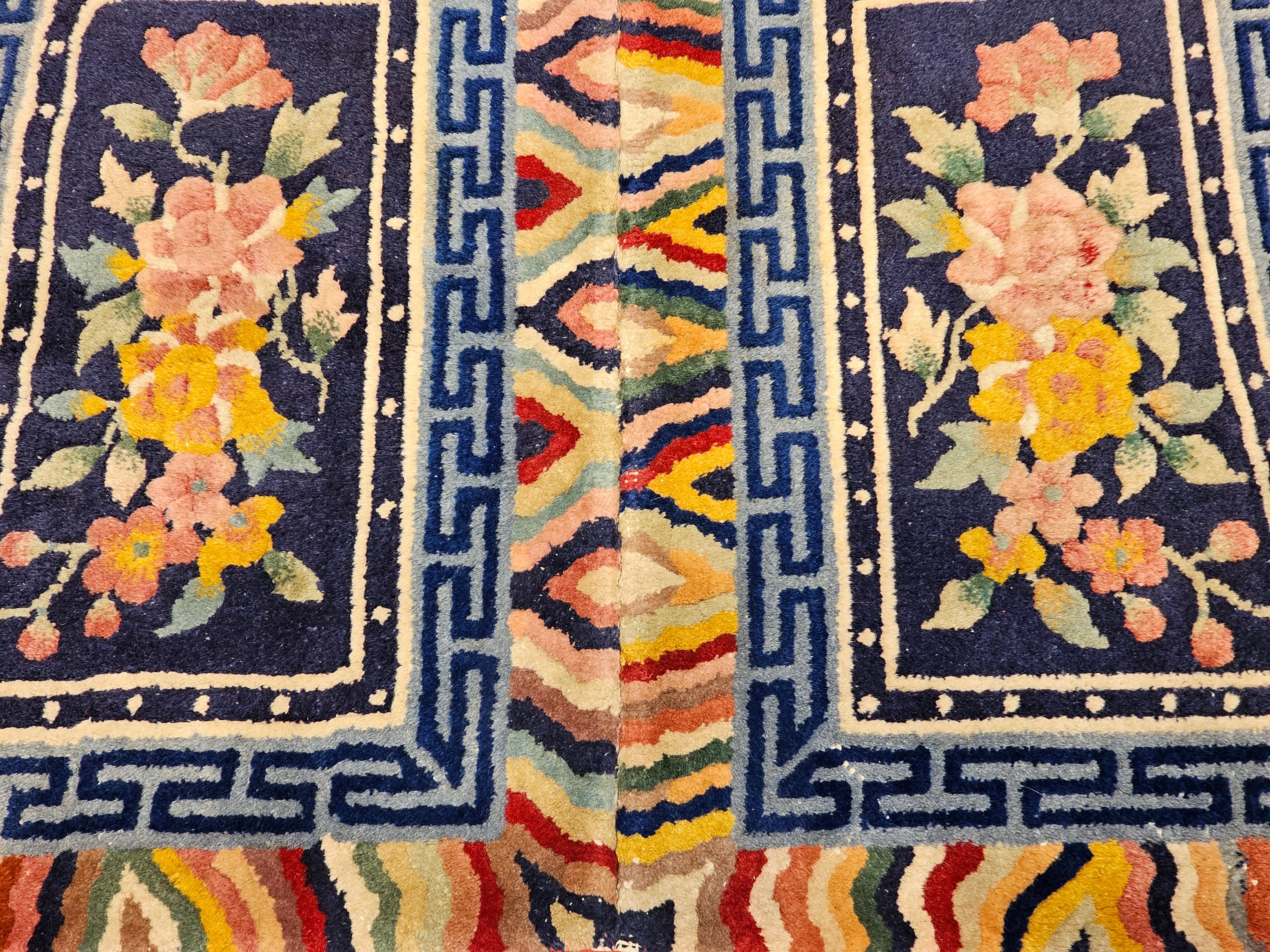 Couverture de selle tibétaine de la fin du 19e siècle avec motifs floraux en bleu marine, rose et rouge Bon état - En vente à Barrington, IL