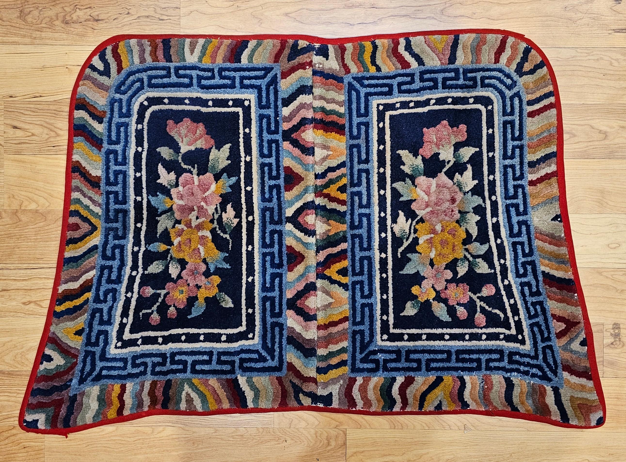 Laine Couverture de selle tibétaine de la fin du 19e siècle avec motifs floraux en bleu marine, rose et rouge en vente