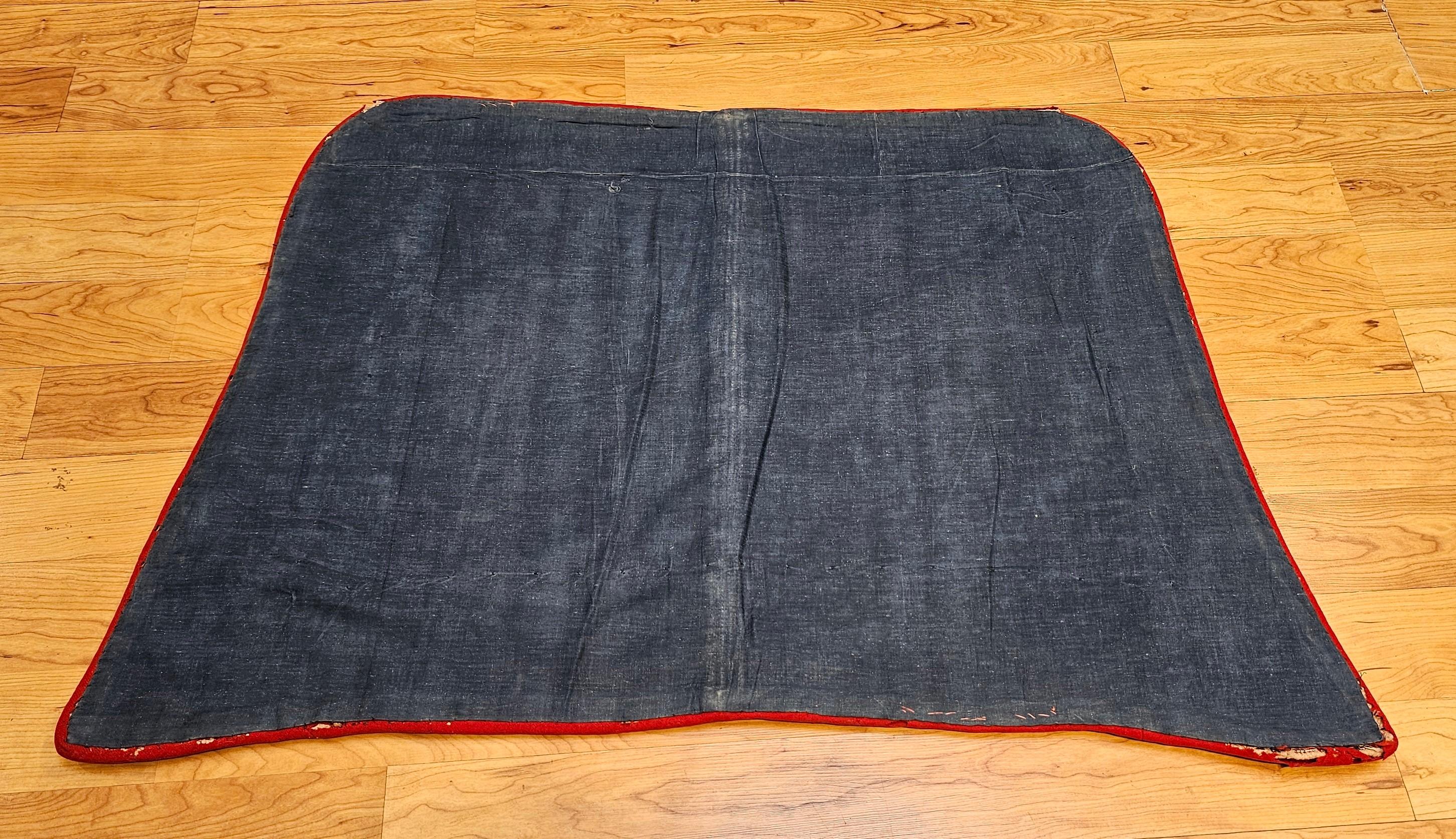 Couverture de selle tibétaine de la fin du 19e siècle avec motifs floraux en bleu marine, rose et rouge en vente 1