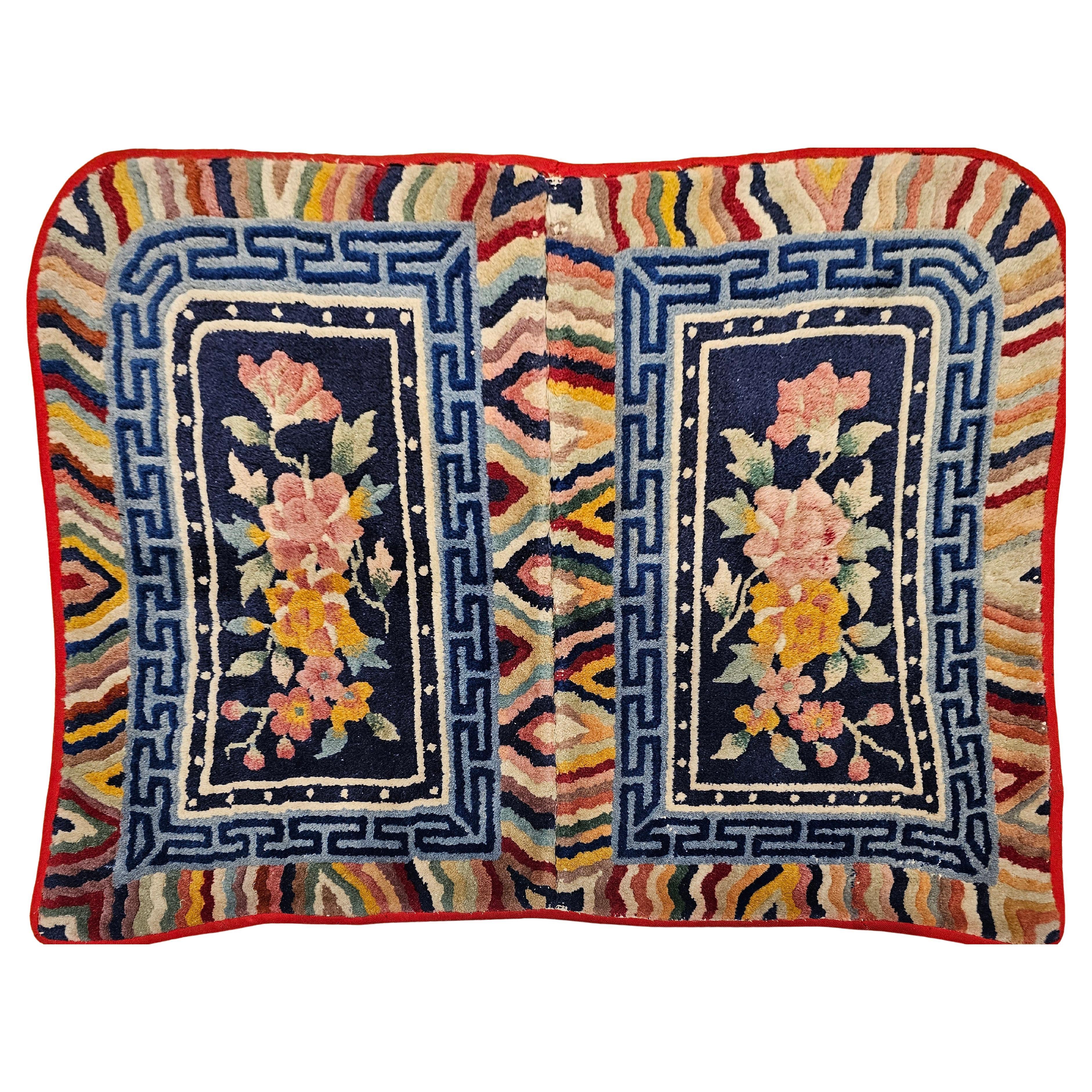 Manta tibetana de finales del siglo XIX con motivos florales en azul marino, rosa y rojo