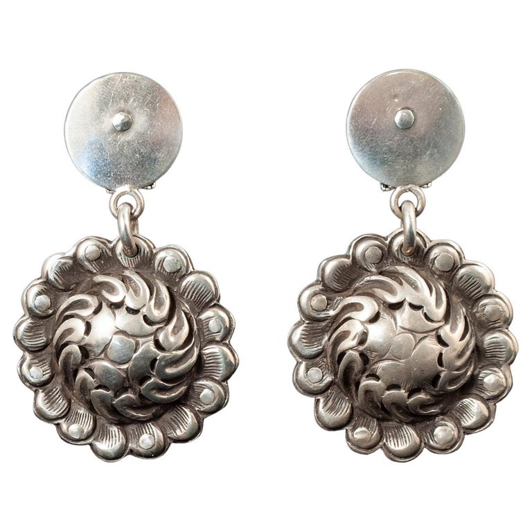 Boucles d'oreilles tibétaines à bascule en argent du XIXe siècle par Jewels  - En vente sur 1stDibs