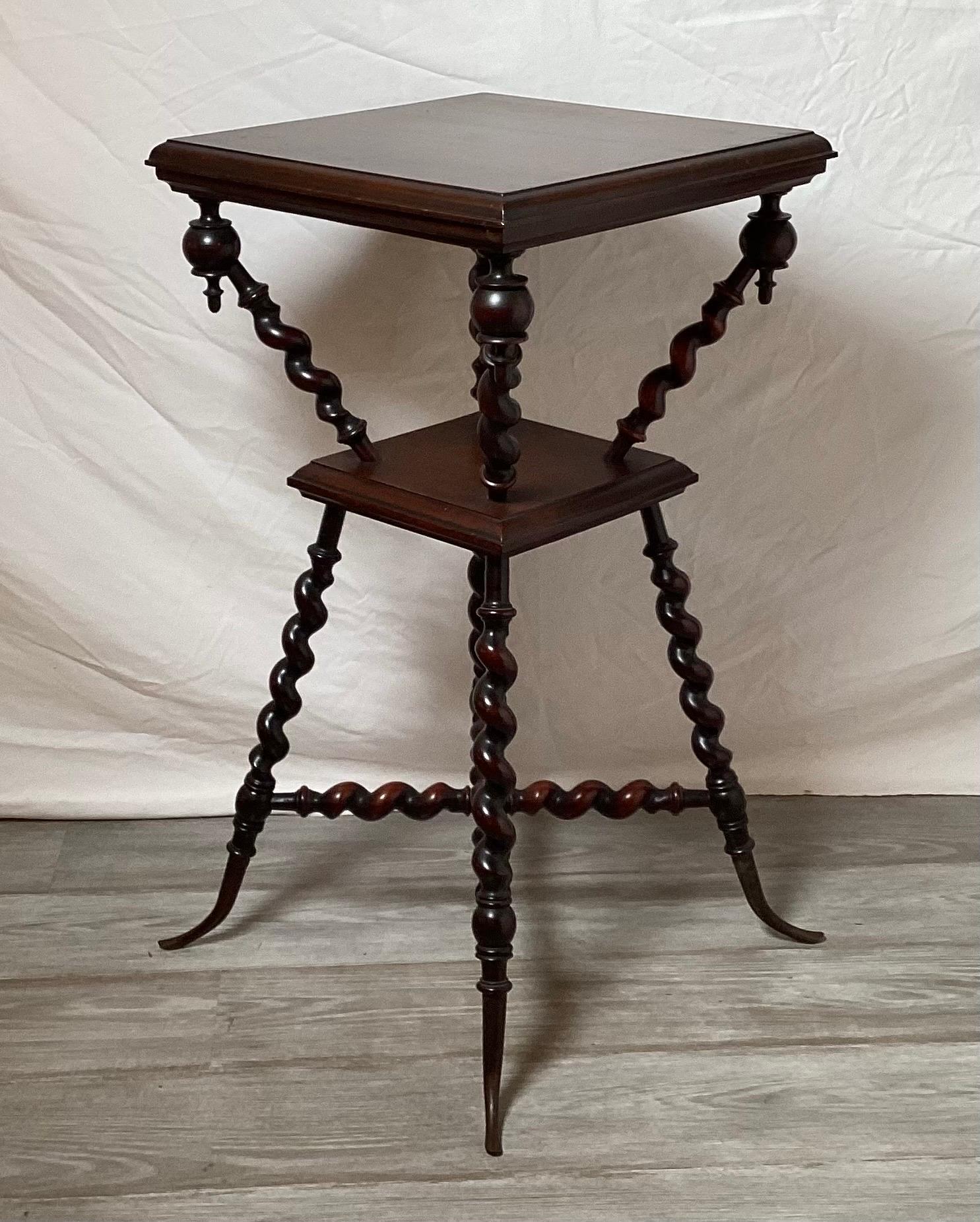 Apogée victorien Table à étages du 19e siècle avec pieds torsadés Barley Twist par Merklen Brothers en vente
