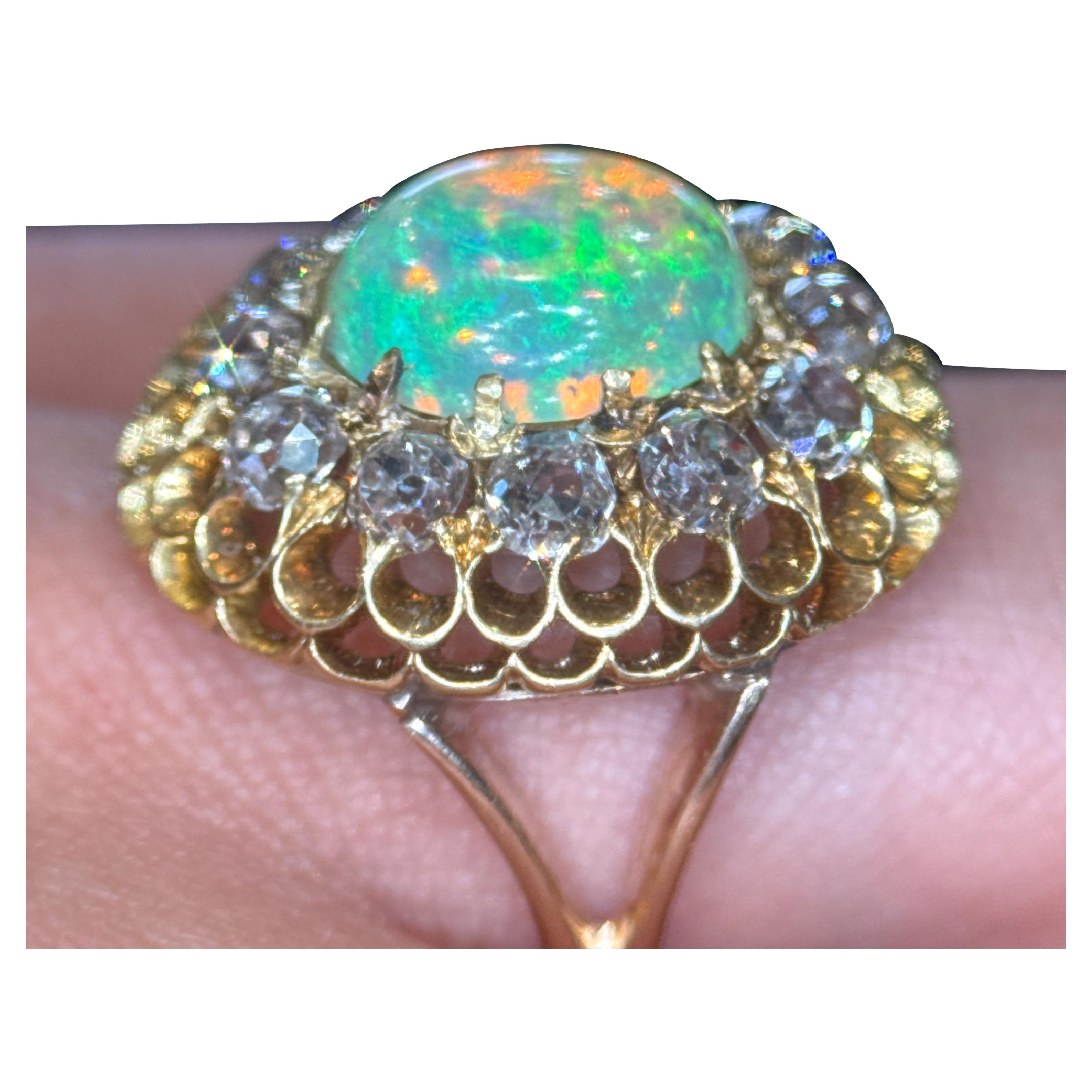 Un anello vittoriano di Tiffany & Co. del XIX secolo, raro e storicamente importante, risalente agli anni 1850-1880, che mette in mostra l'eccezionale maestria del primo design di Tiffany.

Al centro si trova un luminoso cabochon ovale opale con un