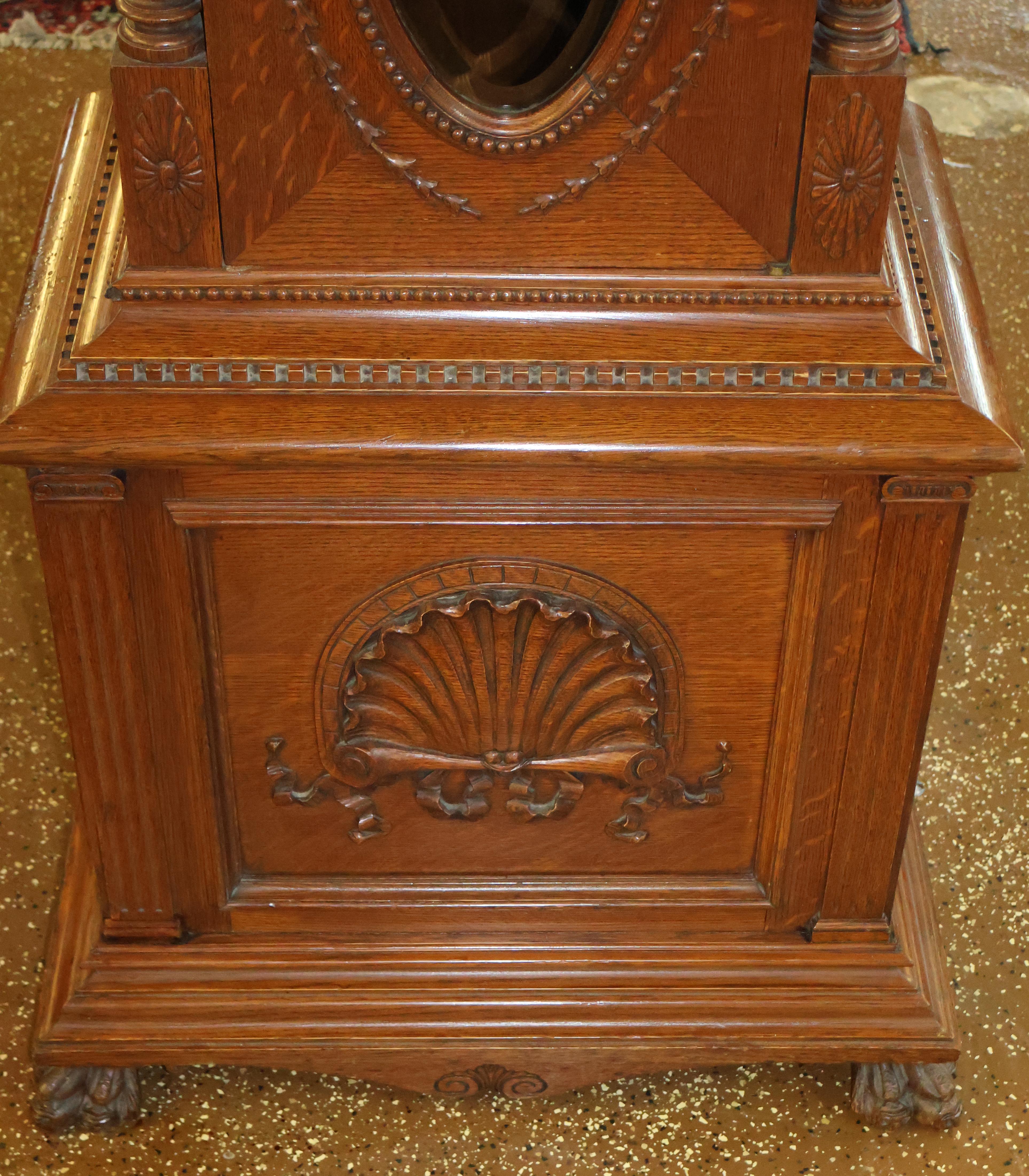 Horloge grand-père Tiffany & CO du 19e siècle en chêne à 5 gongs musicaux et à grande caisse en vente 3