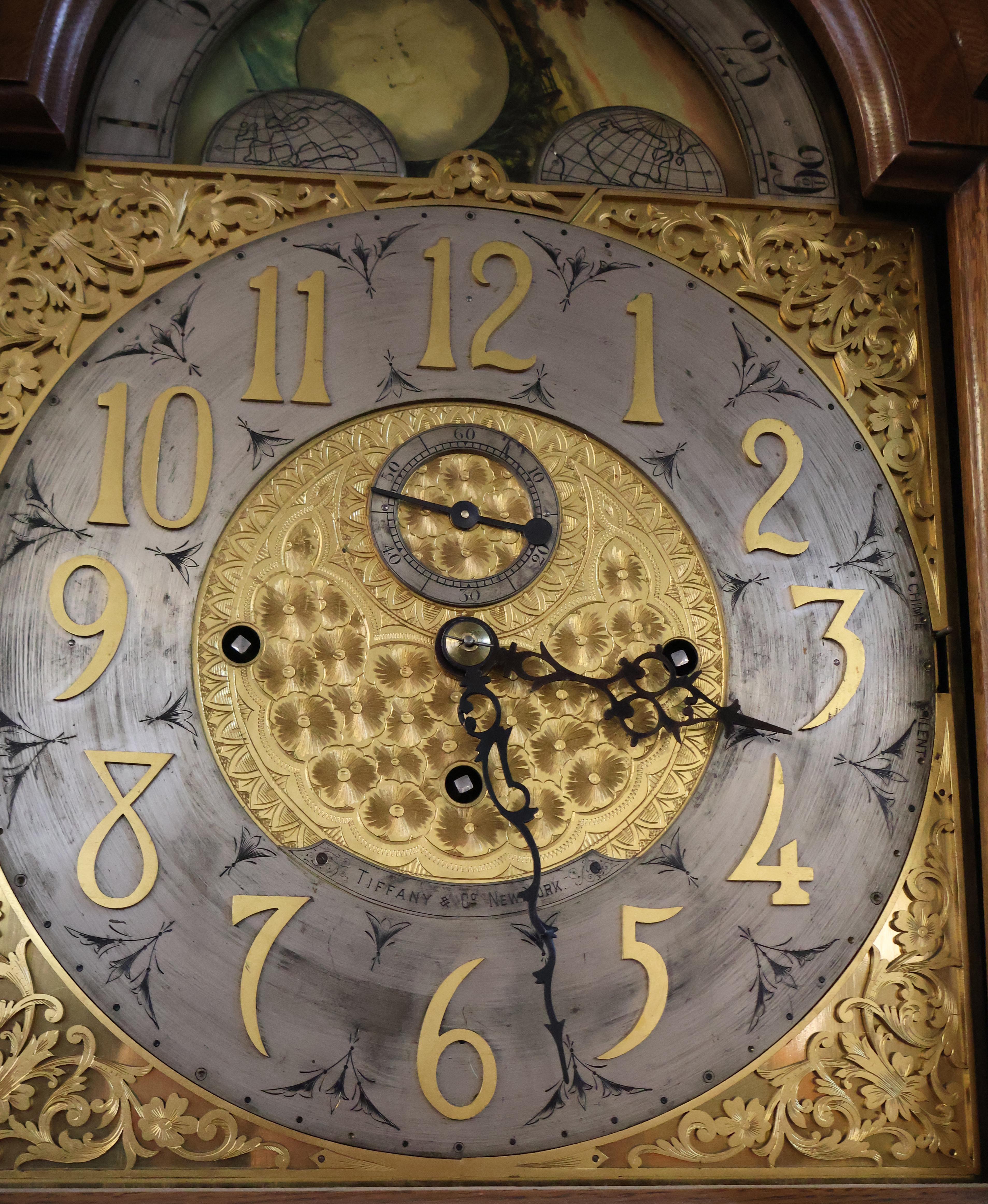 Horloge grand-père Tiffany & CO du 19e siècle en chêne à 5 gongs musicaux et à grande caisse en vente 5