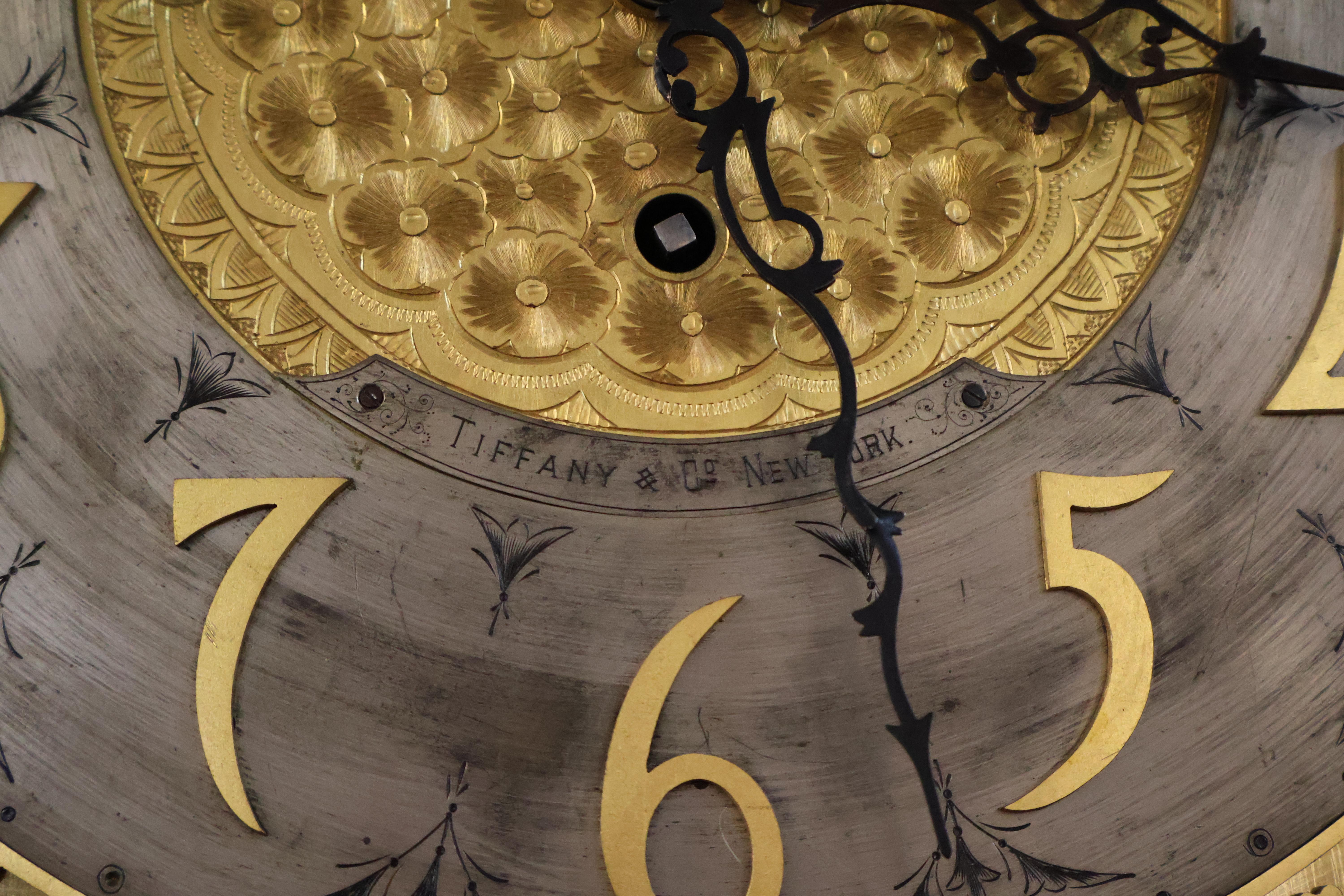 Horloge grand-père Tiffany & CO du 19e siècle en chêne à 5 gongs musicaux et à grande caisse en vente 6