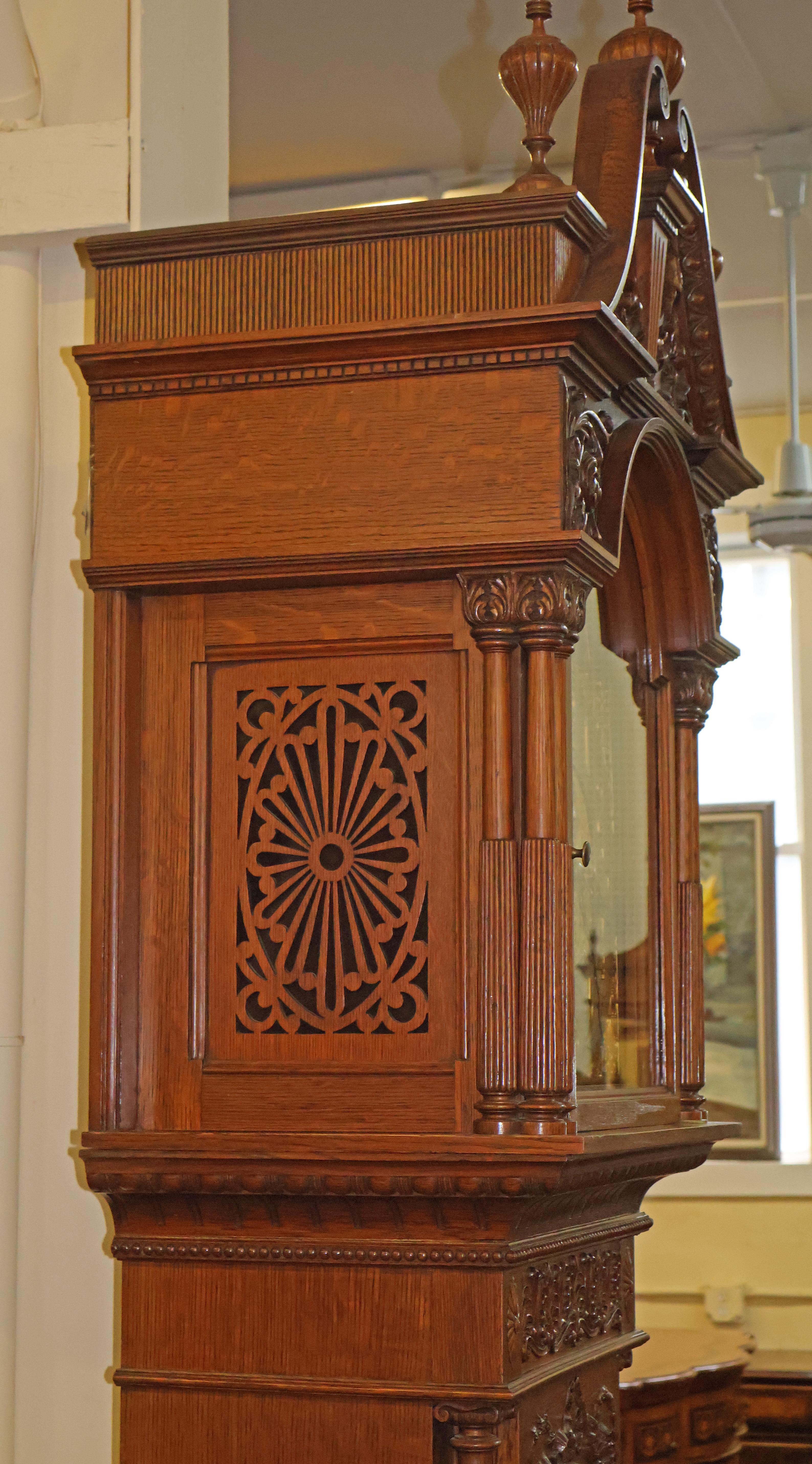 Chêne Horloge grand-père Tiffany & CO du 19e siècle en chêne à 5 gongs musicaux et à grande caisse en vente