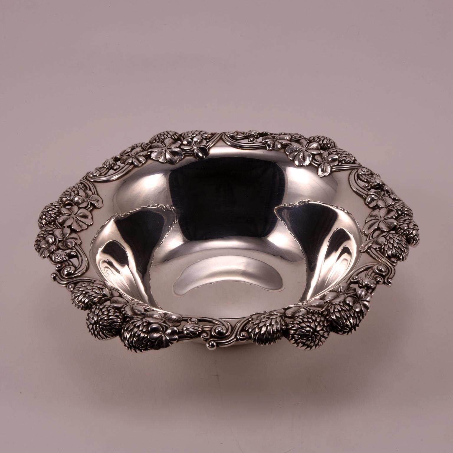 19th Century Tiffany Sterling Silver Bowl Decorated with Flowers and Leaves (amerikanisch) im Angebot