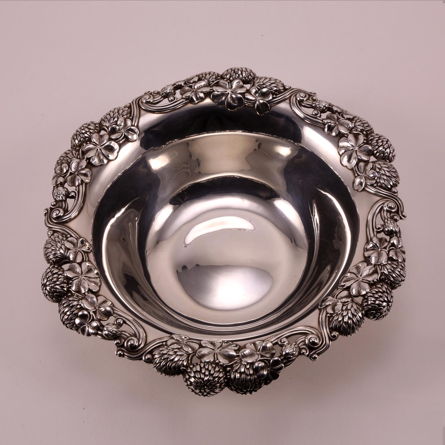 19th Century Tiffany Sterling Silver Bowl Decorated with Flowers and Leaves (Handgefertigt) im Angebot