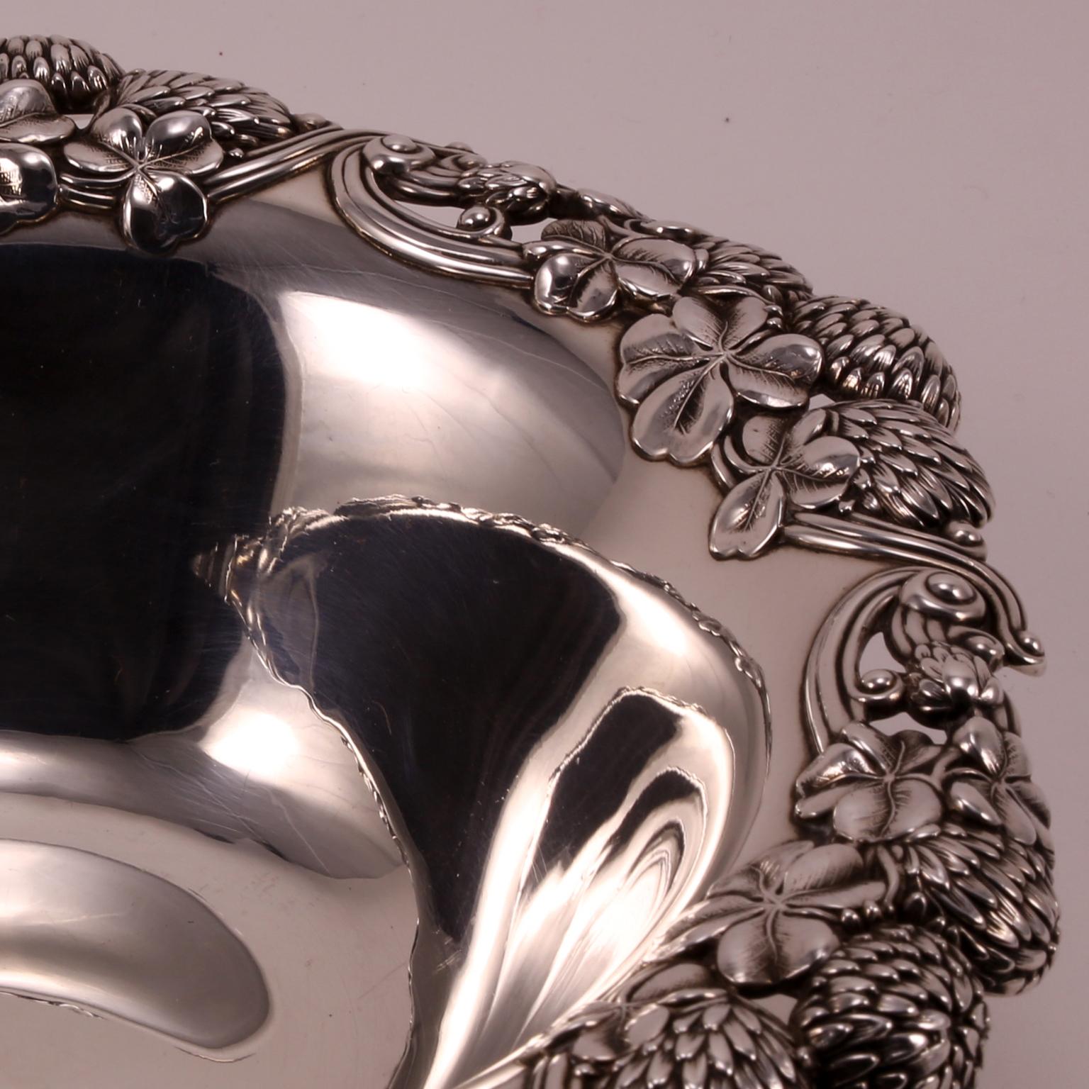19th Century Tiffany Sterling Silver Bowl Decorated with Flowers and Leaves im Zustand „Gut“ im Angebot in Florence, IT