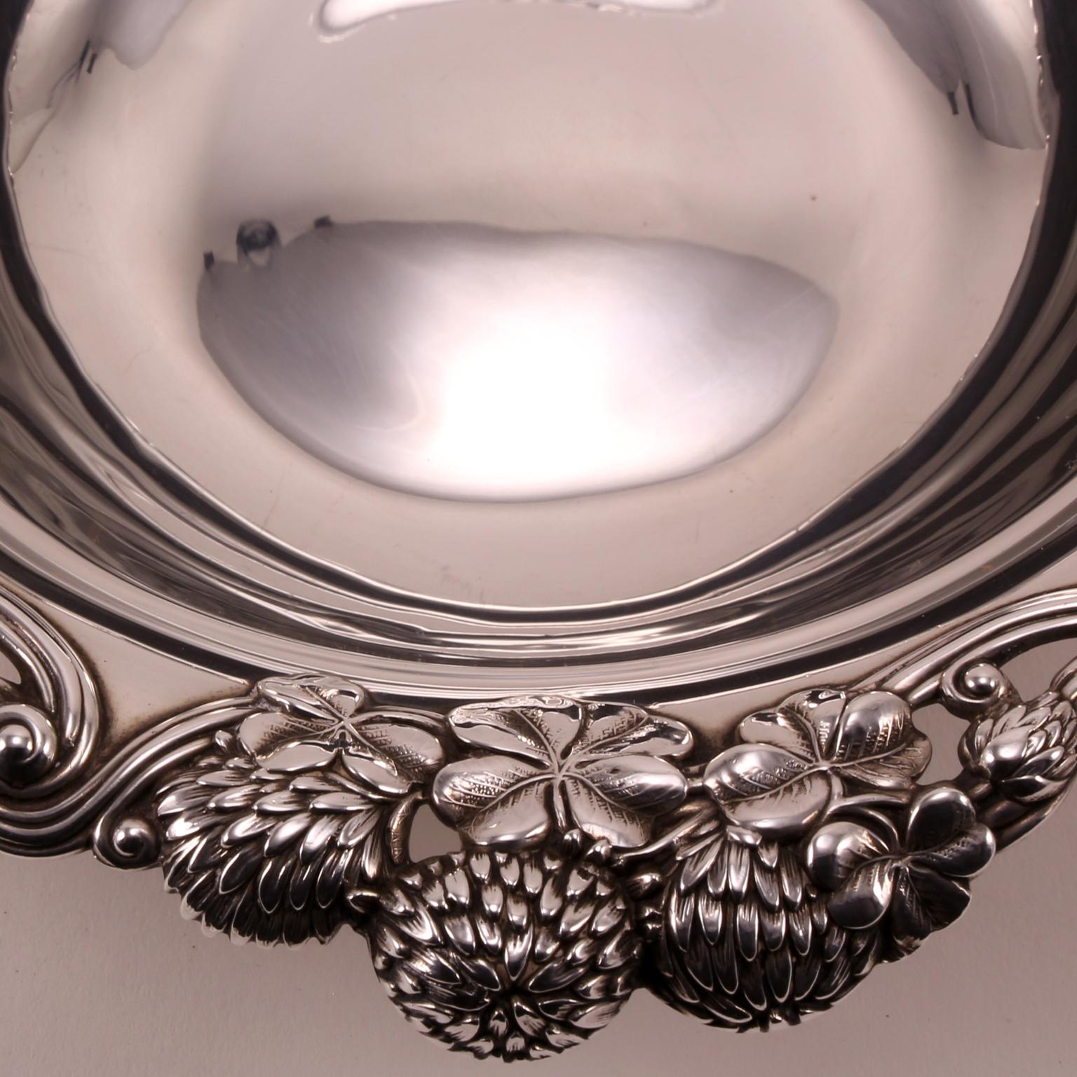 19th Century Tiffany Sterling Silver Bowl Decorated with Flowers and Leaves (Sterlingsilber) im Angebot