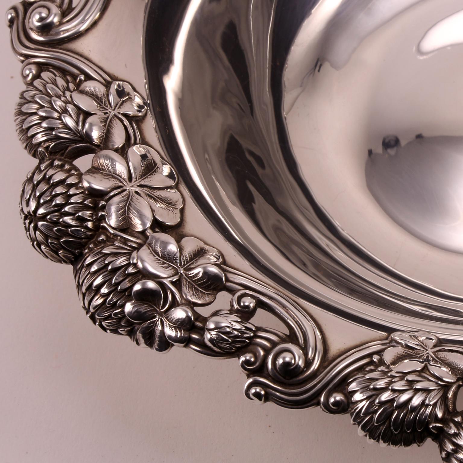 19th Century Tiffany Sterling Silver Bowl Decorated with Flowers and Leaves im Angebot 1