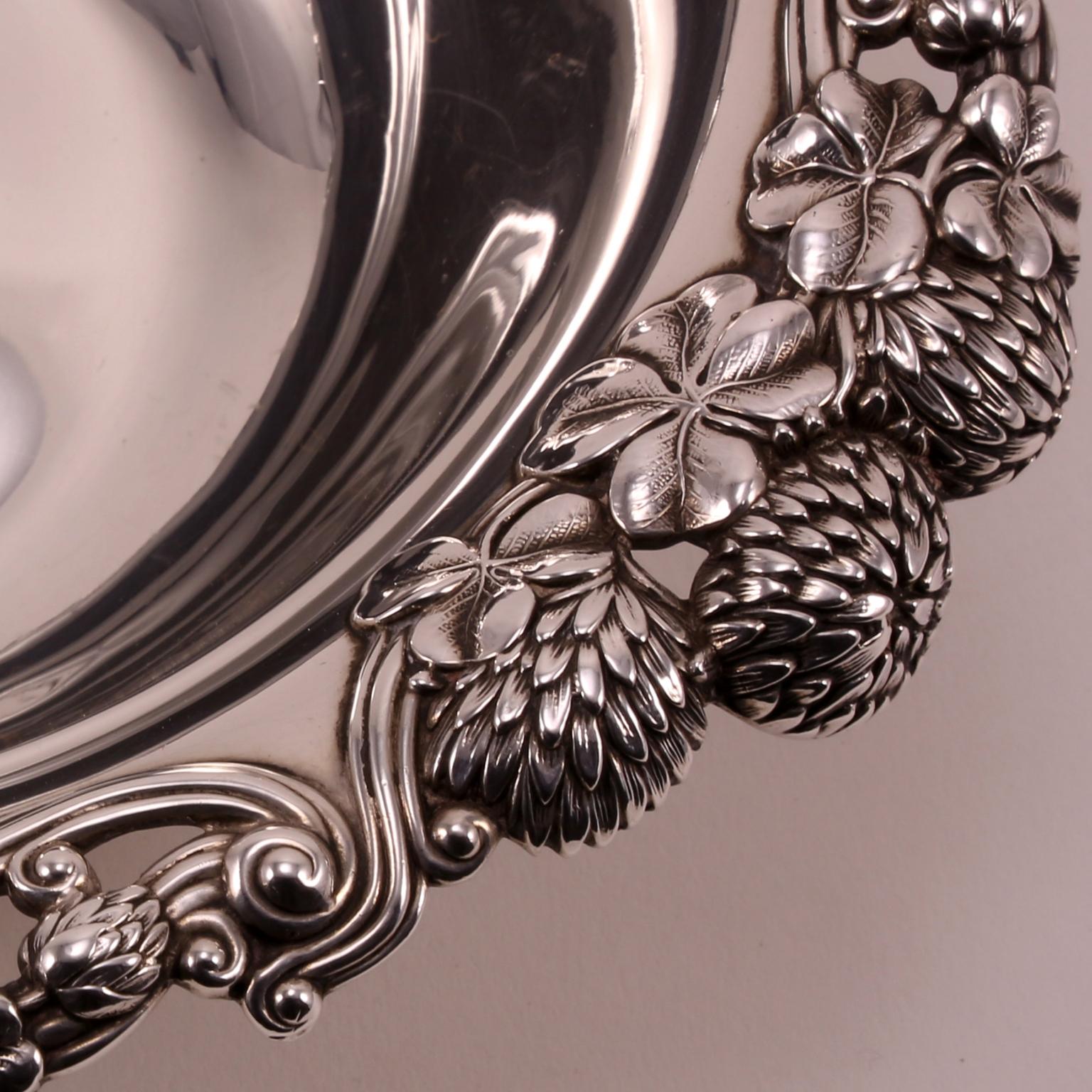 19th Century Tiffany Sterling Silver Bowl Decorated with Flowers and Leaves im Angebot 2