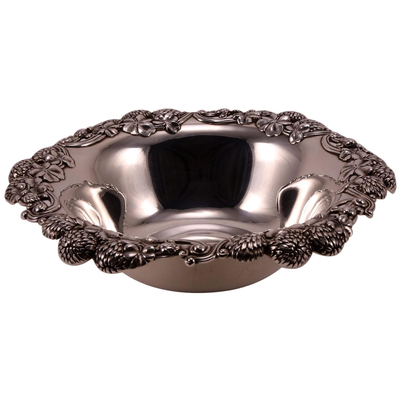 19th Century Tiffany Sterling Silver Bowl Decorated with Flowers and Leaves im Angebot