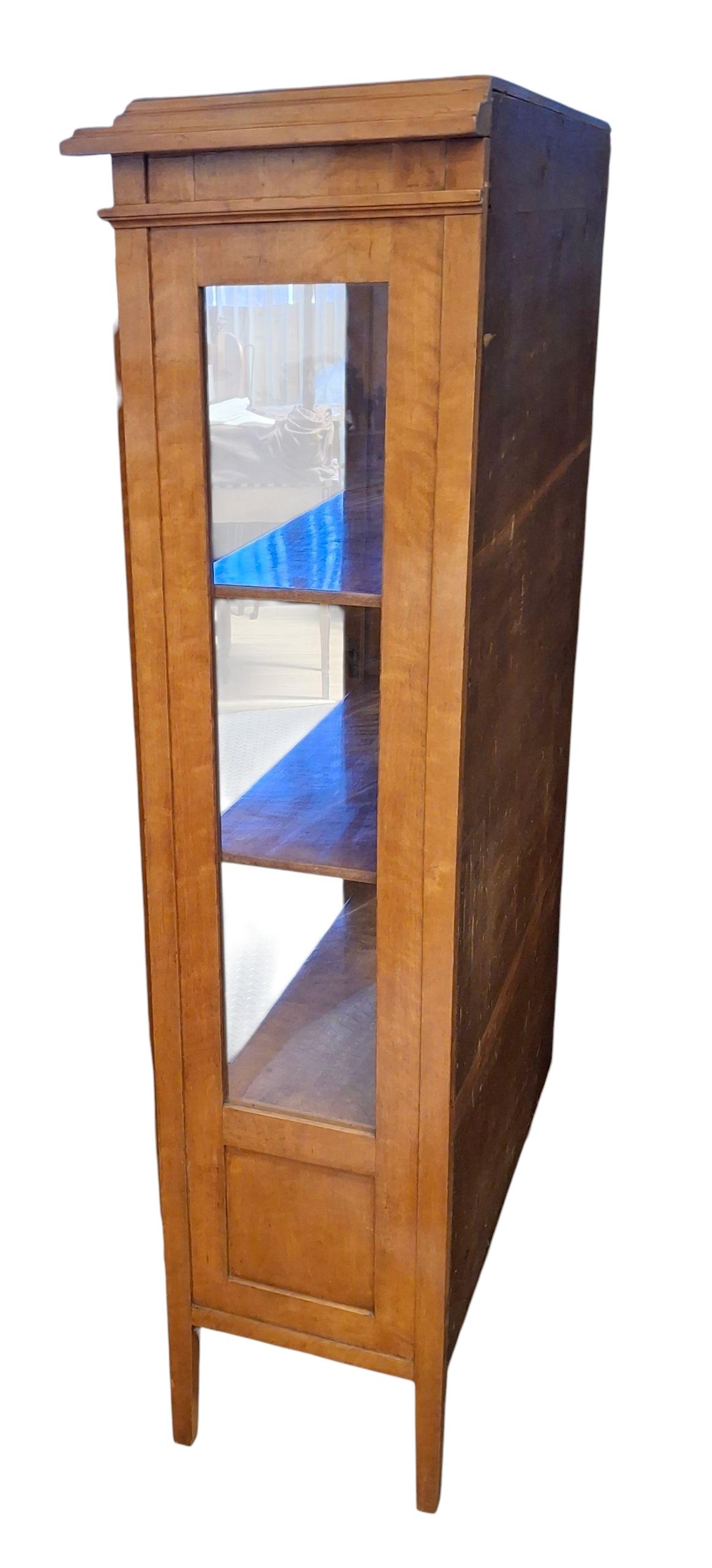 Vitrine/armoire en érable tigré du 19e siècle en vente 6