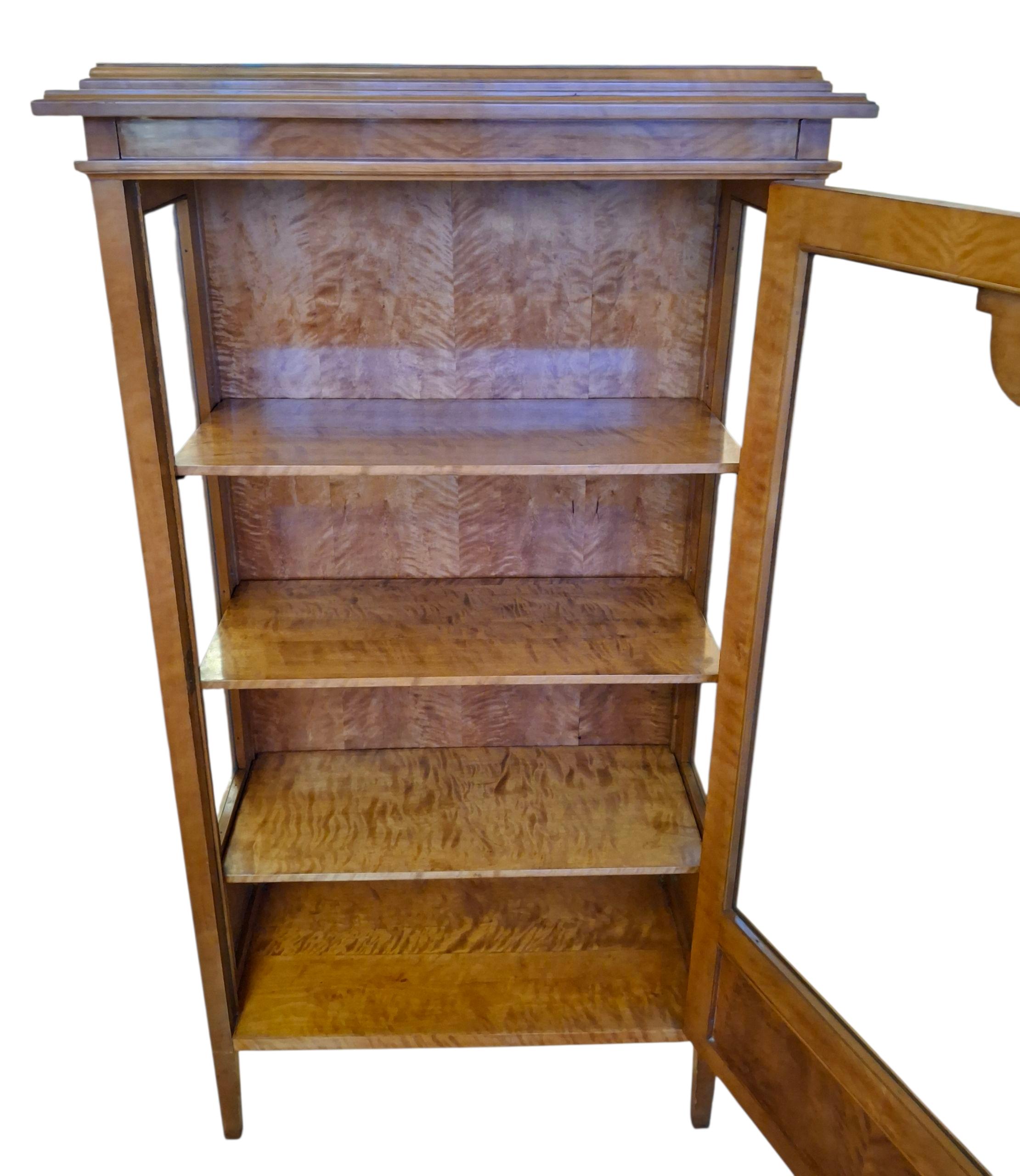 Vitrine/armoire en érable tigré du 19e siècle Bon état - En vente à San Francisco, CA