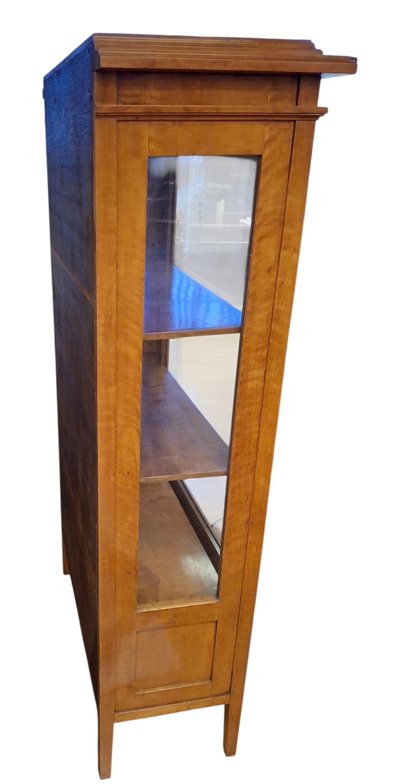 XIXe siècle Vitrine/armoire en érable tigré du 19e siècle en vente