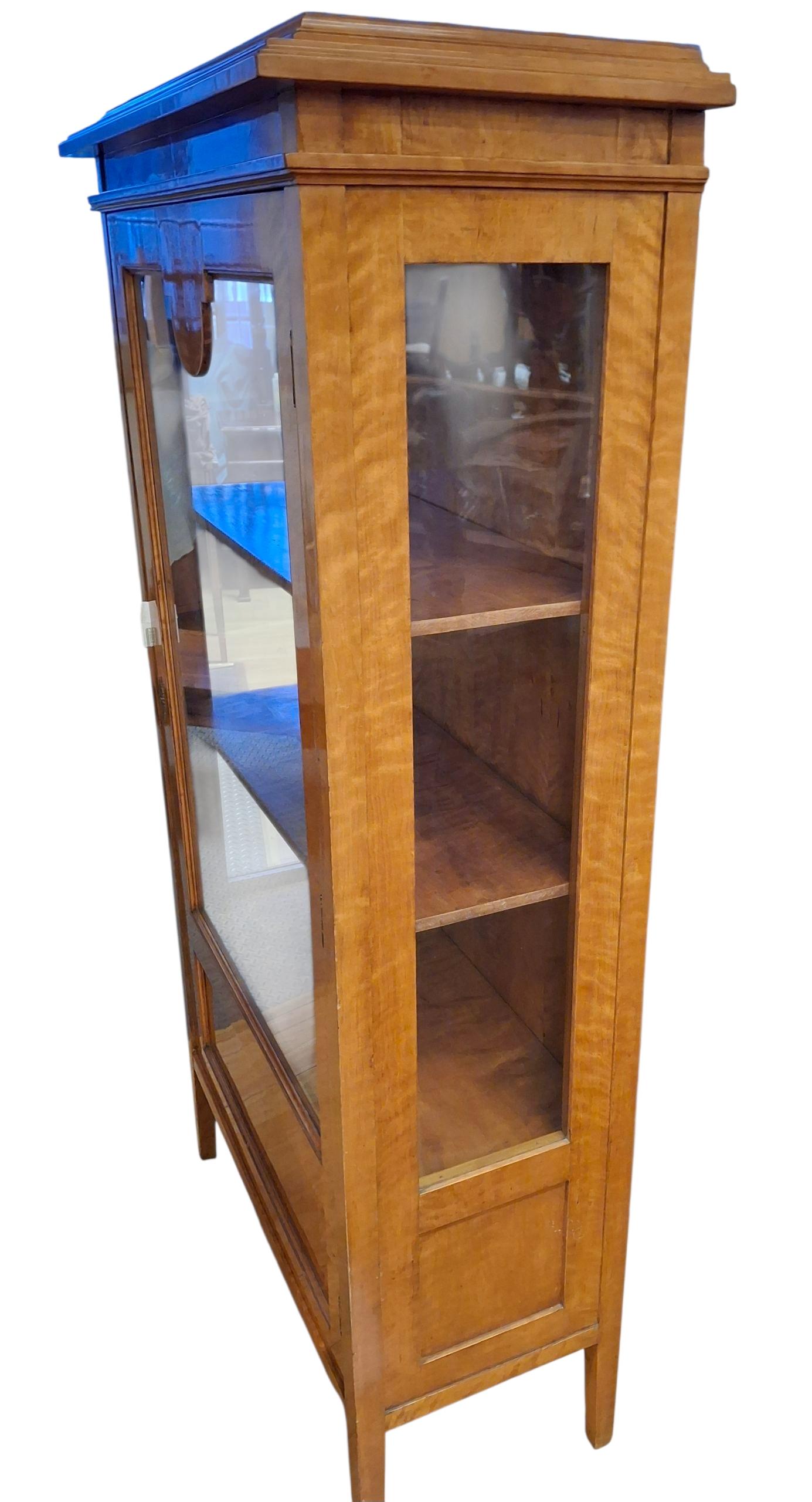 Verre Vitrine/armoire en érable tigré du 19e siècle en vente