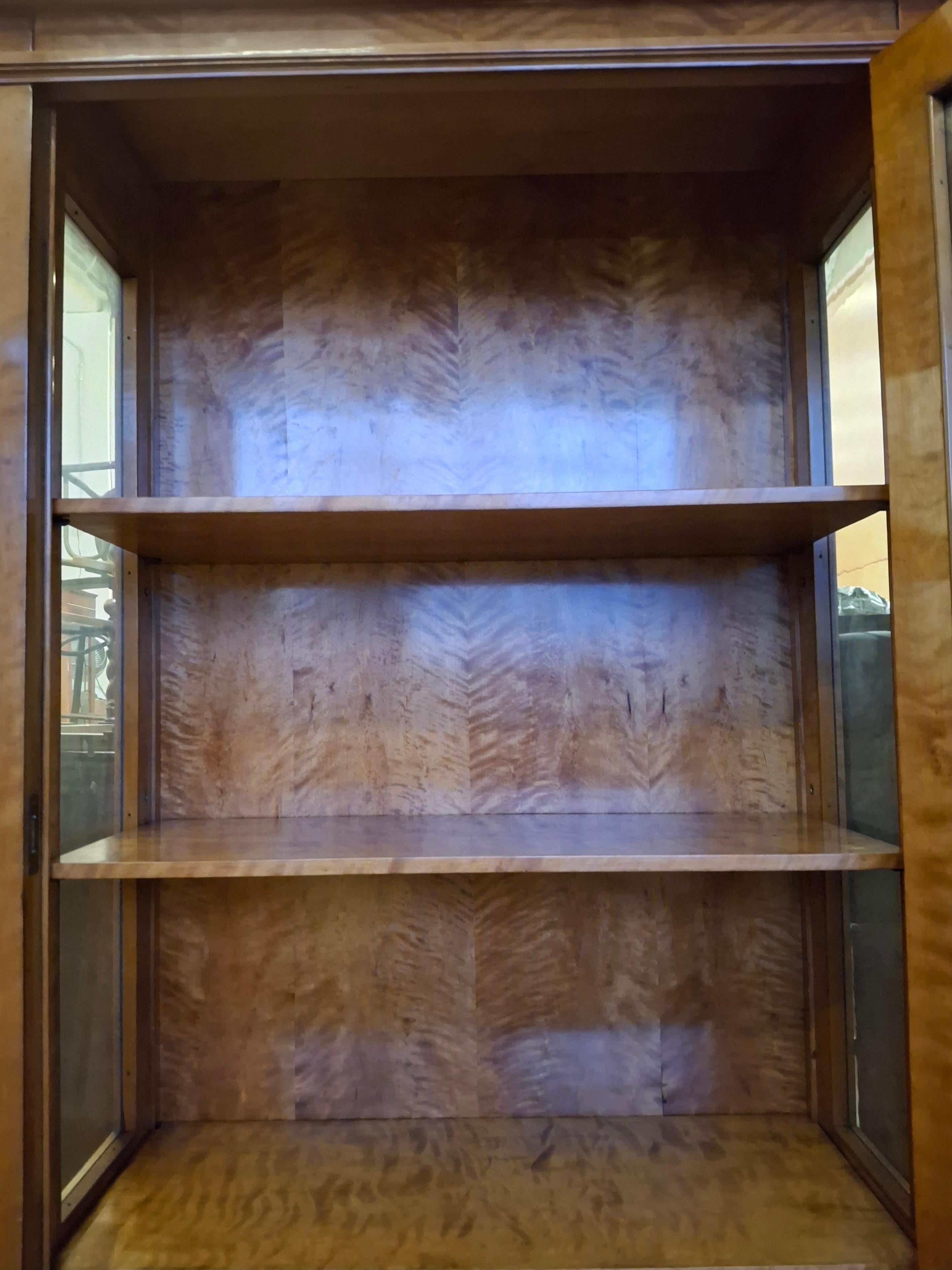 Vitrine/armoire en érable tigré du 19e siècle en vente 2