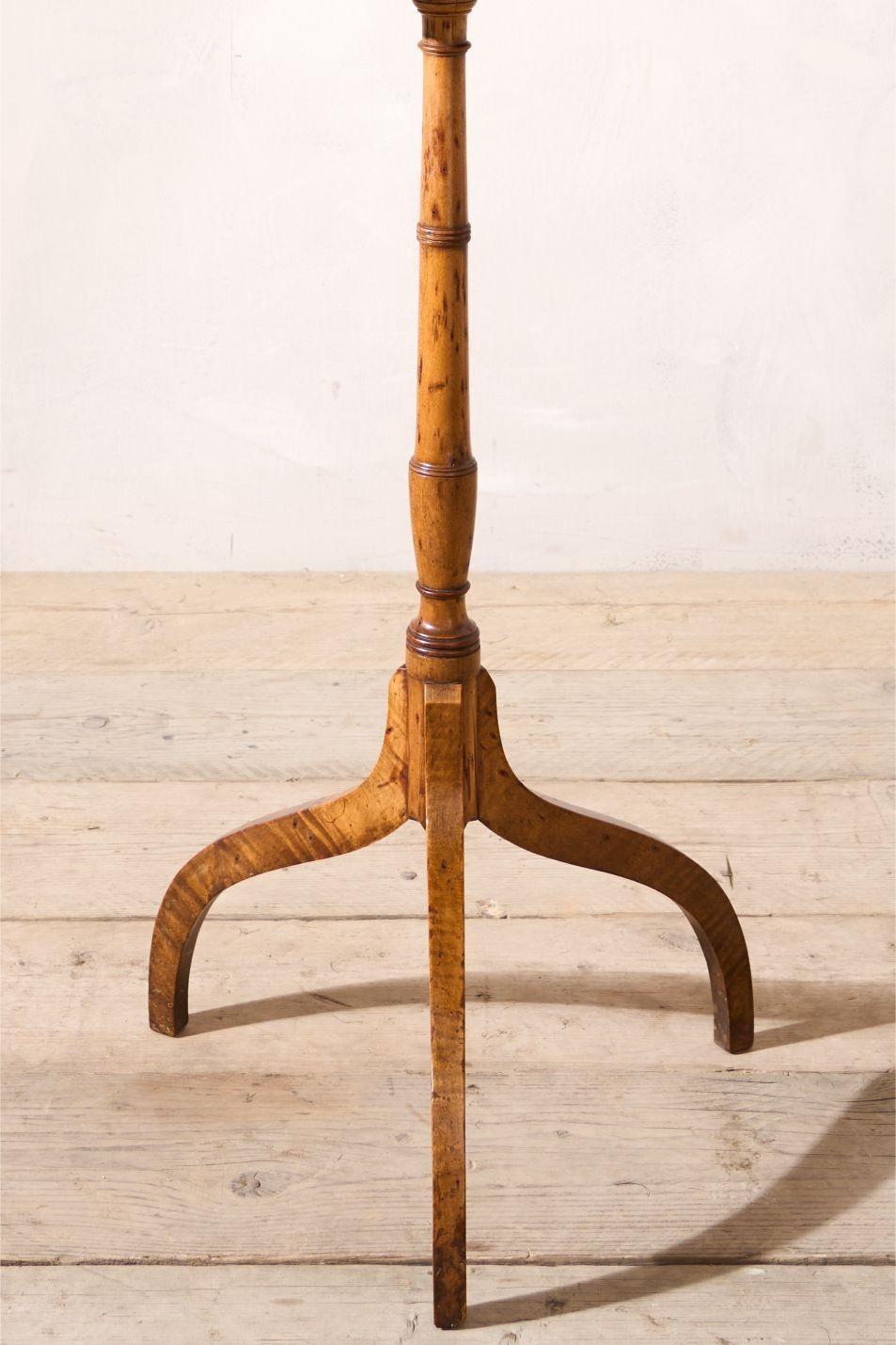 Il s'agit d'une table à vin particulièrement attrayante. A.I.C. C.C. anglais en superbe état d'origine avec une petite entaille sur le bord. La pièce est fabriquée à partir d'un bois inhabituel qui est, je crois, de l'érable tigré. Il présente une