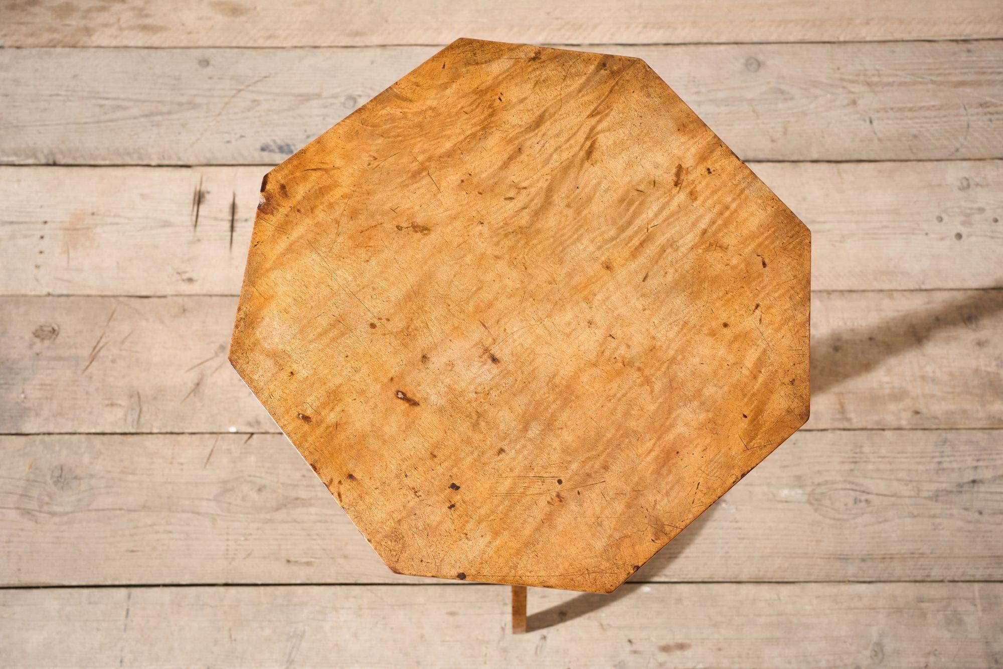 Table à vin en érable tigré du 19e siècle Bon état - En vente à Malton, GB