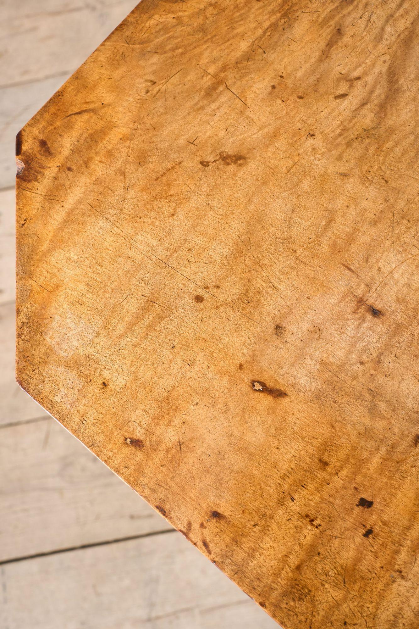 Table à vin en érable tigré du 19e siècle en vente 1