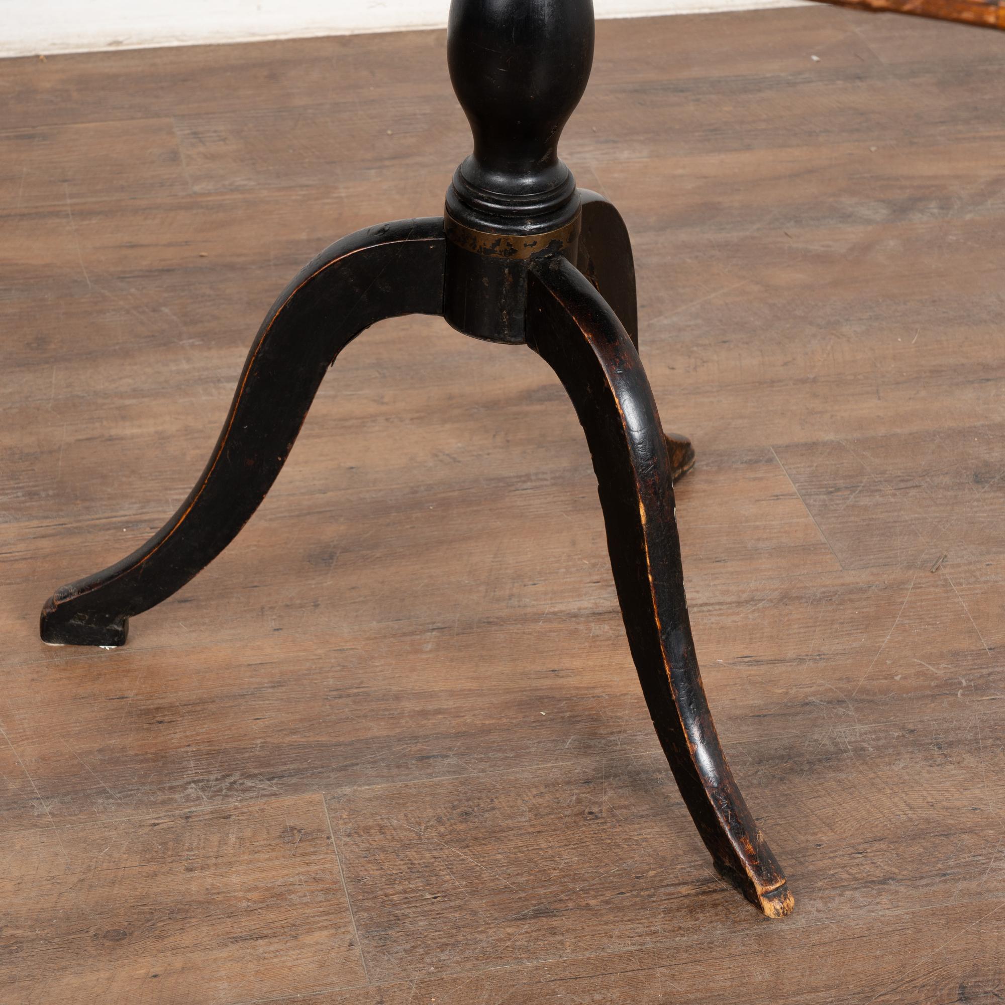Table d'appoint à plateau basculant en marqueterie, Suède, 19e siècle en vente 4