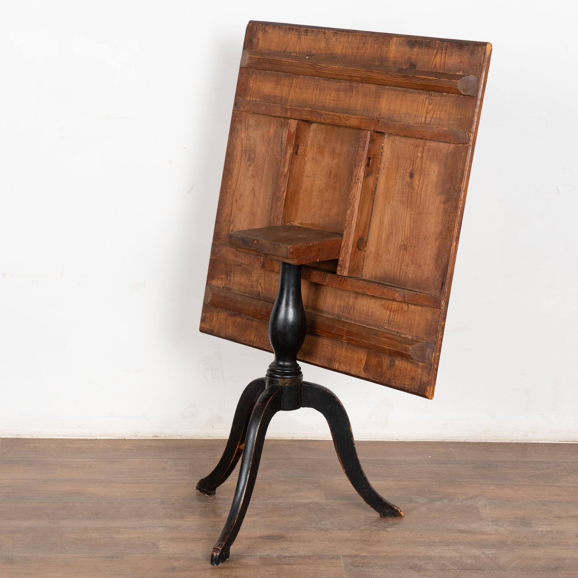 Table d'appoint à plateau basculant en marqueterie, Suède, 19e siècle en vente 5