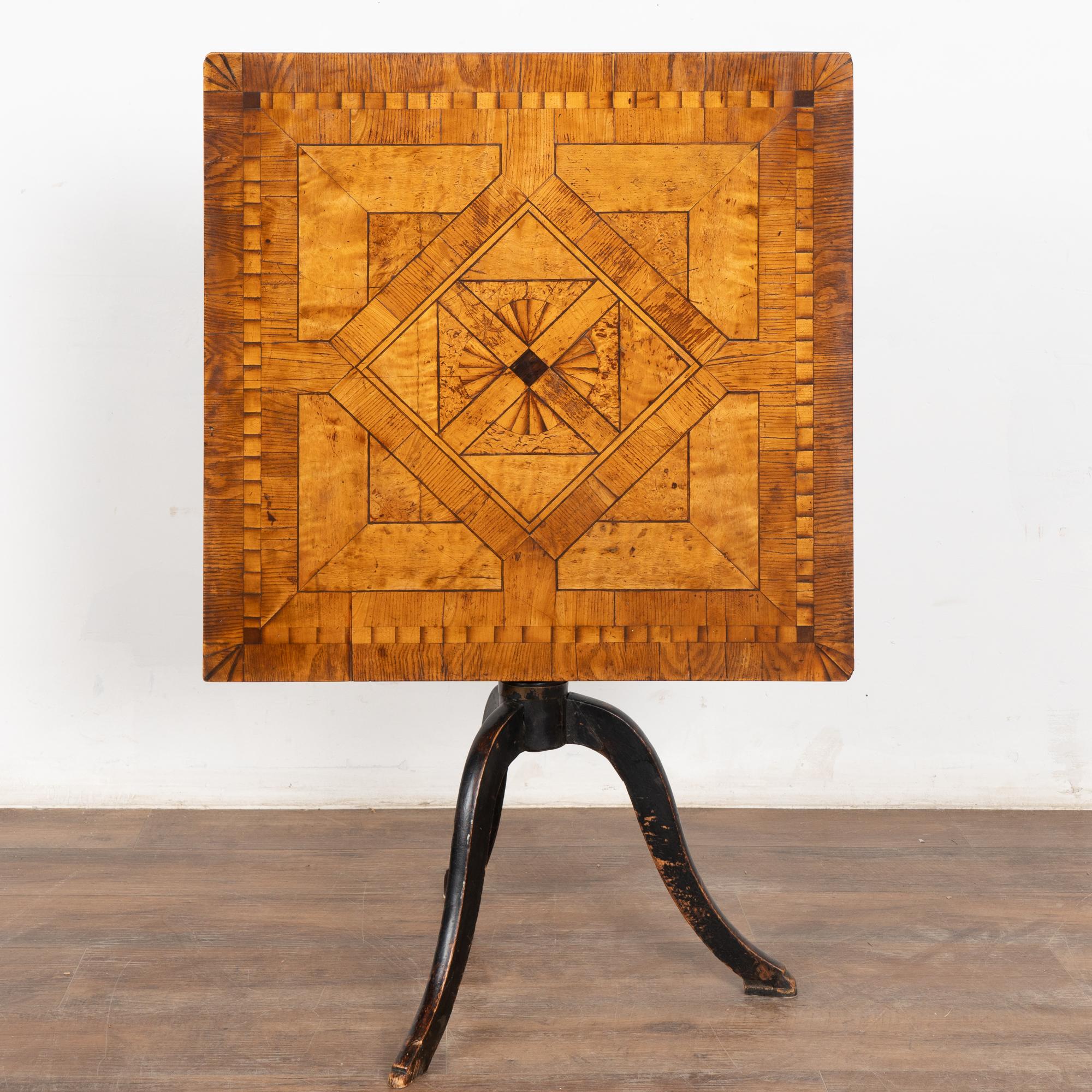 Suédois Table d'appoint à plateau basculant en marqueterie, Suède, 19e siècle en vente