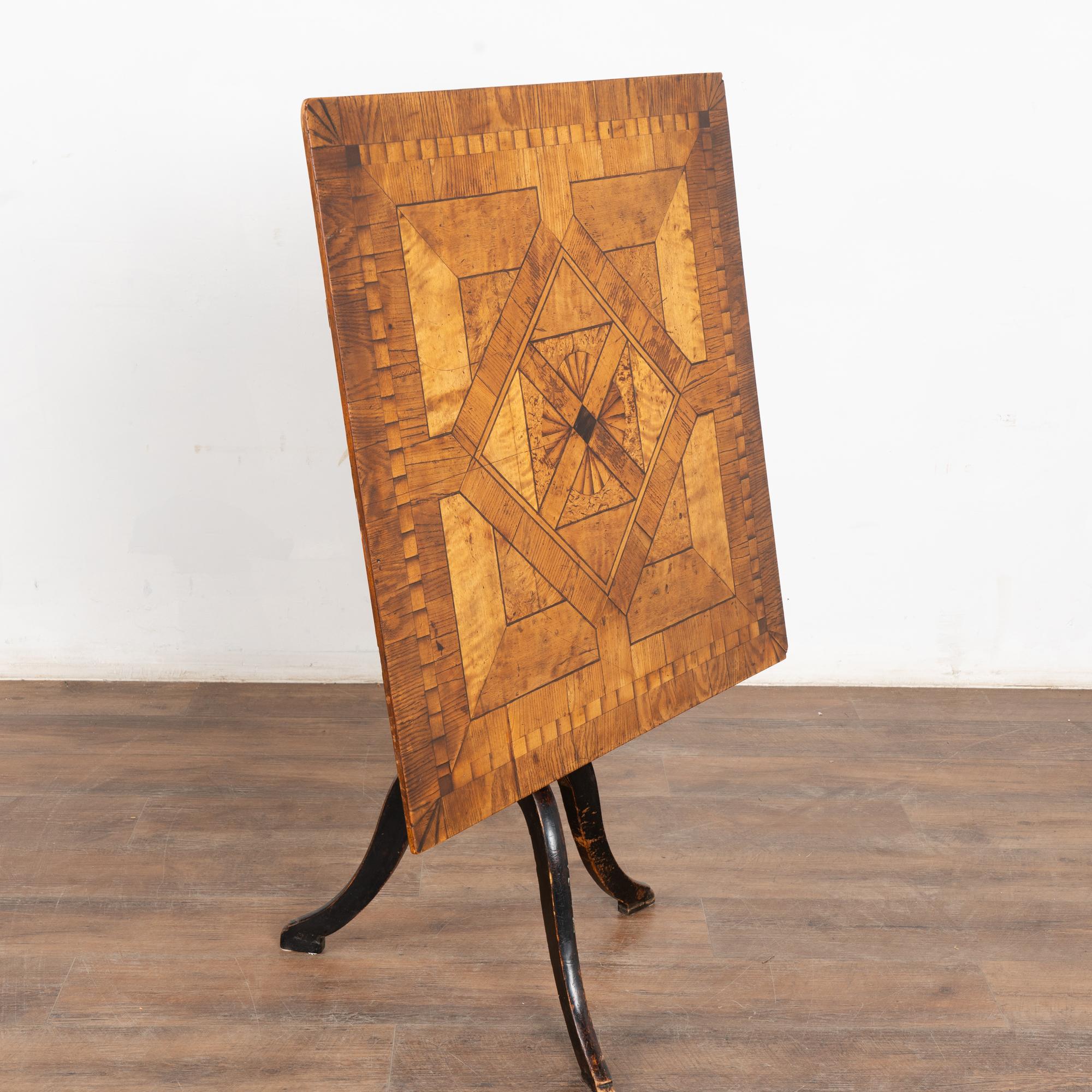 Table d'appoint à plateau basculant en marqueterie, Suède, 19e siècle État moyen - En vente à Round Top, TX