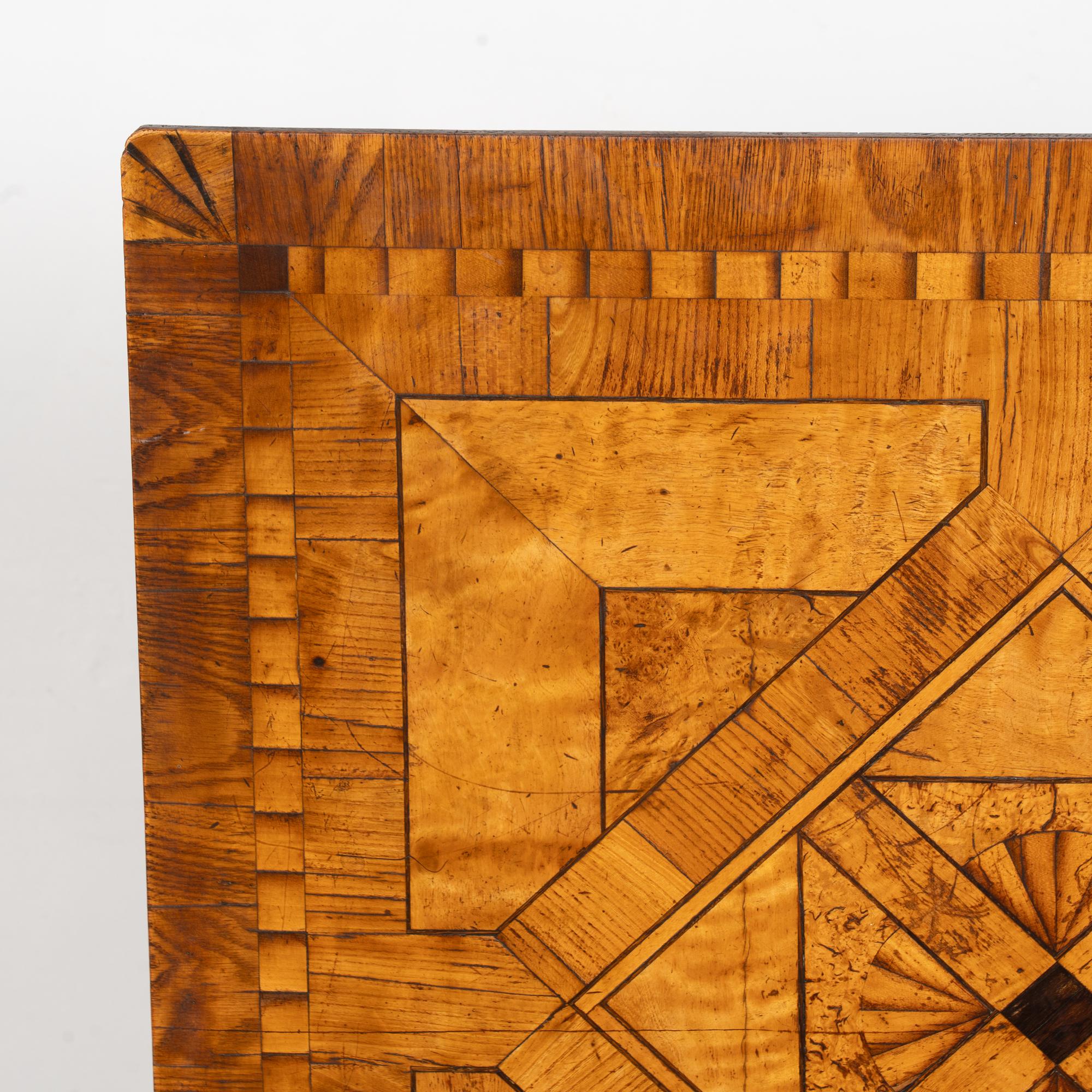 XIXe siècle Table d'appoint à plateau basculant en marqueterie, Suède, 19e siècle en vente