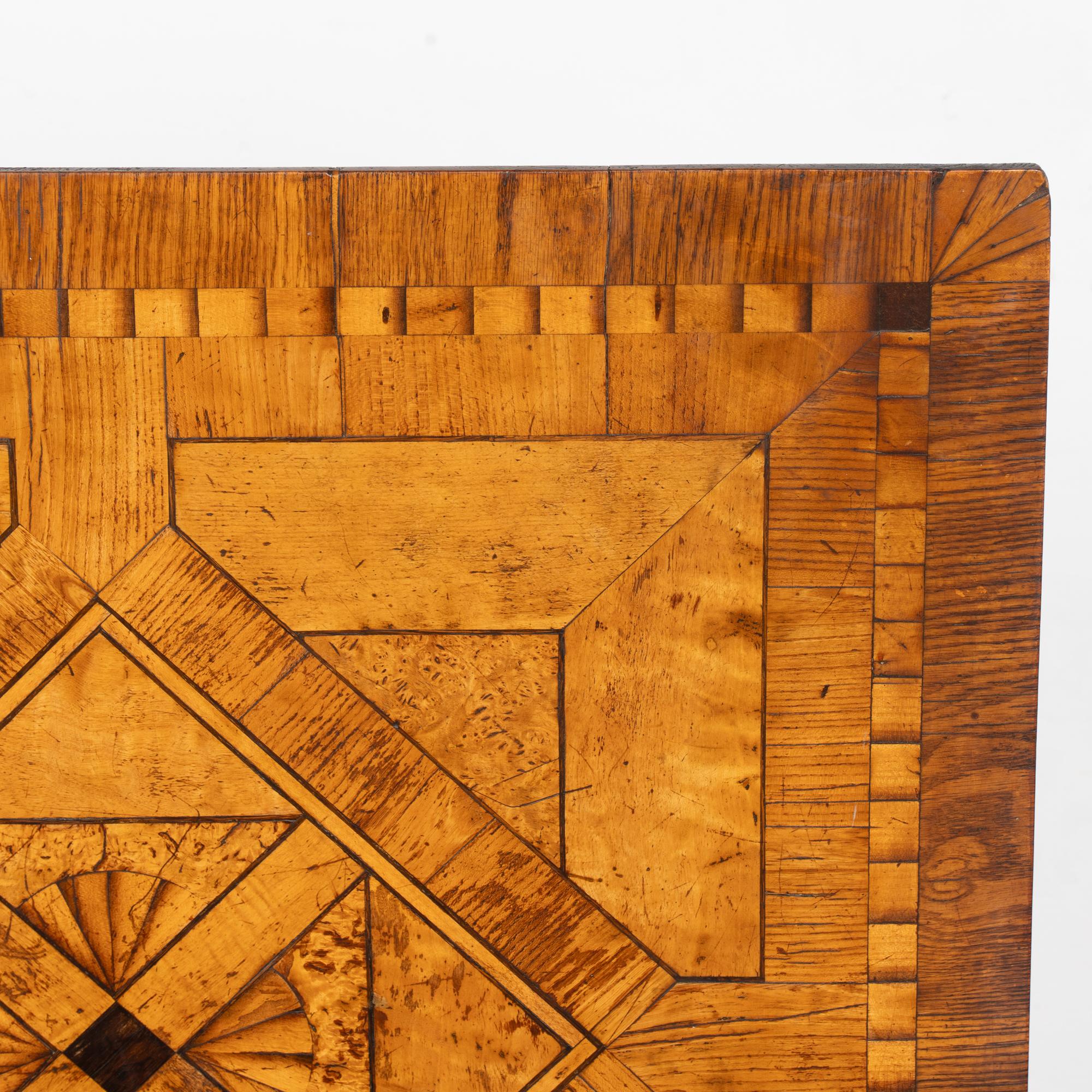 Bois Table d'appoint à plateau basculant en marqueterie, Suède, 19e siècle en vente