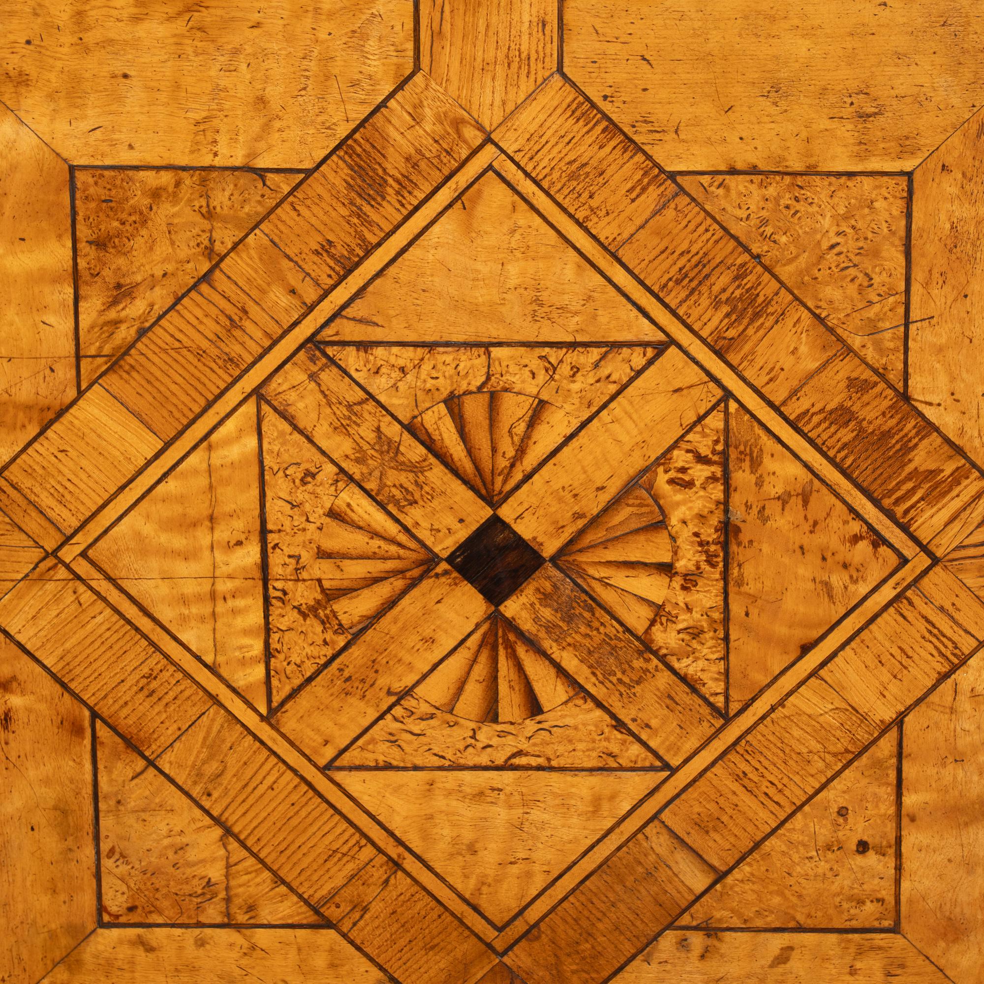 Table d'appoint à plateau basculant en marqueterie, Suède, 19e siècle en vente 1