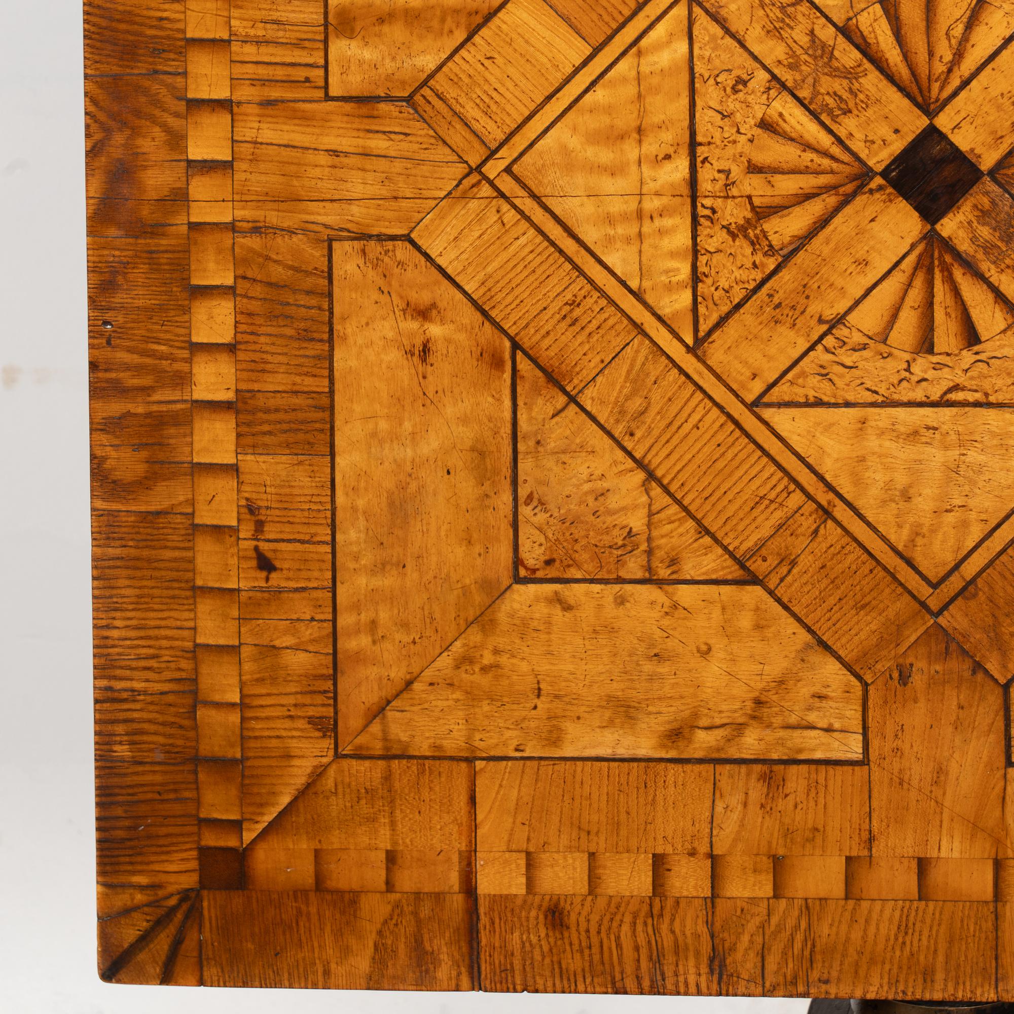 Table d'appoint à plateau basculant en marqueterie, Suède, 19e siècle en vente 2