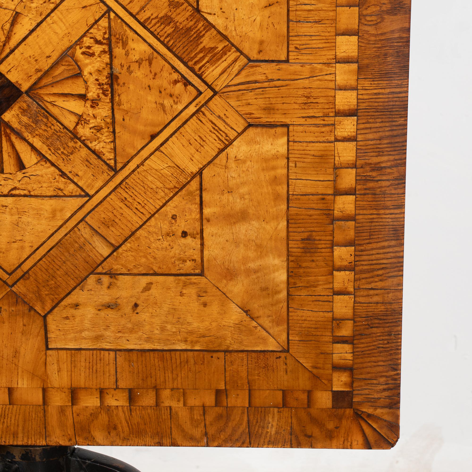 Table d'appoint à plateau basculant en marqueterie, Suède, 19e siècle en vente 3