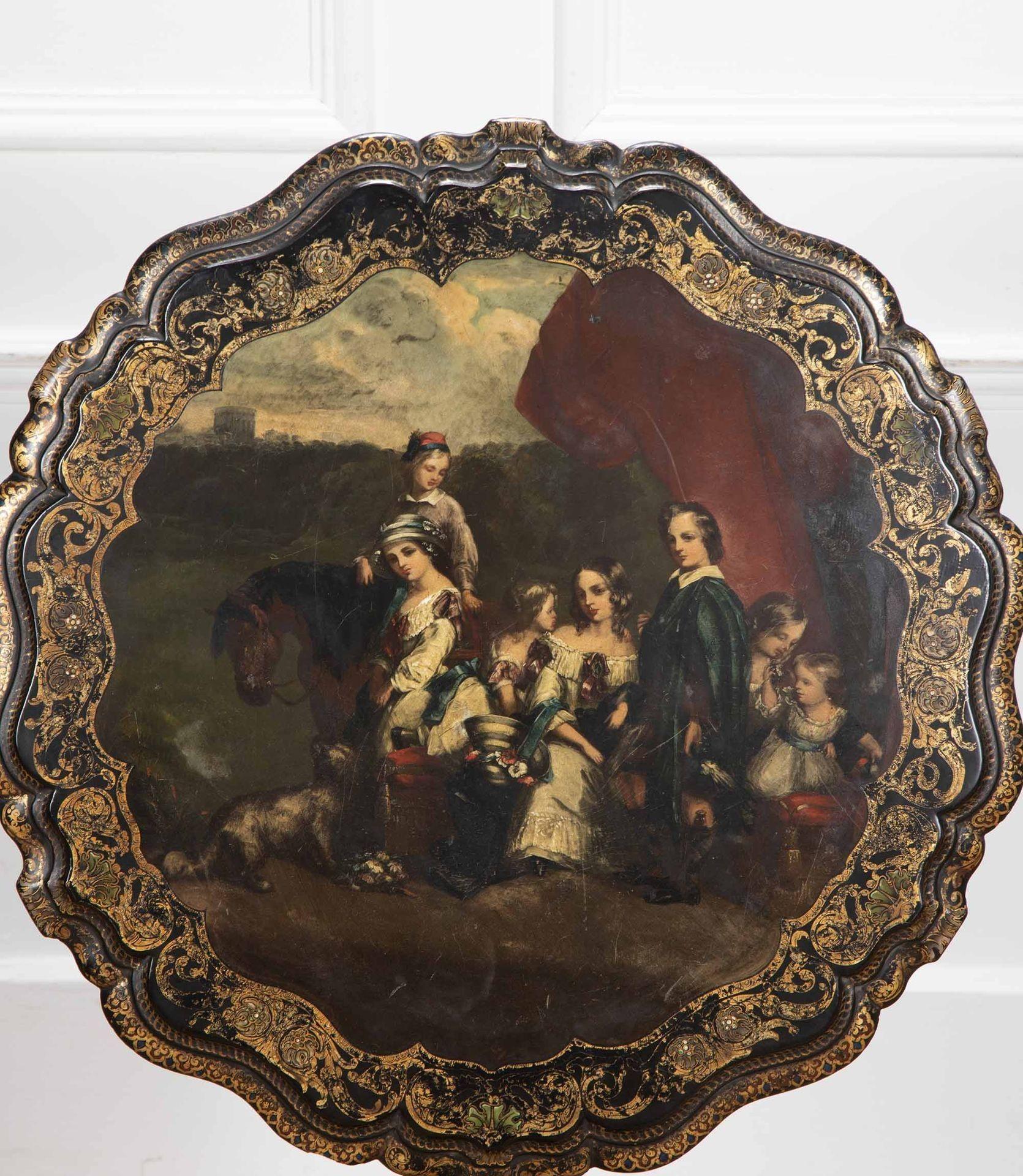 Il s'agit d'une superbe table à plateau basculant peinte, qui pourrait revêtir une grande importance.
Presque certainement par les célèbres fabricants de meubles Jennens & Bettridge et représentant les enfants de la Reine Victoria.