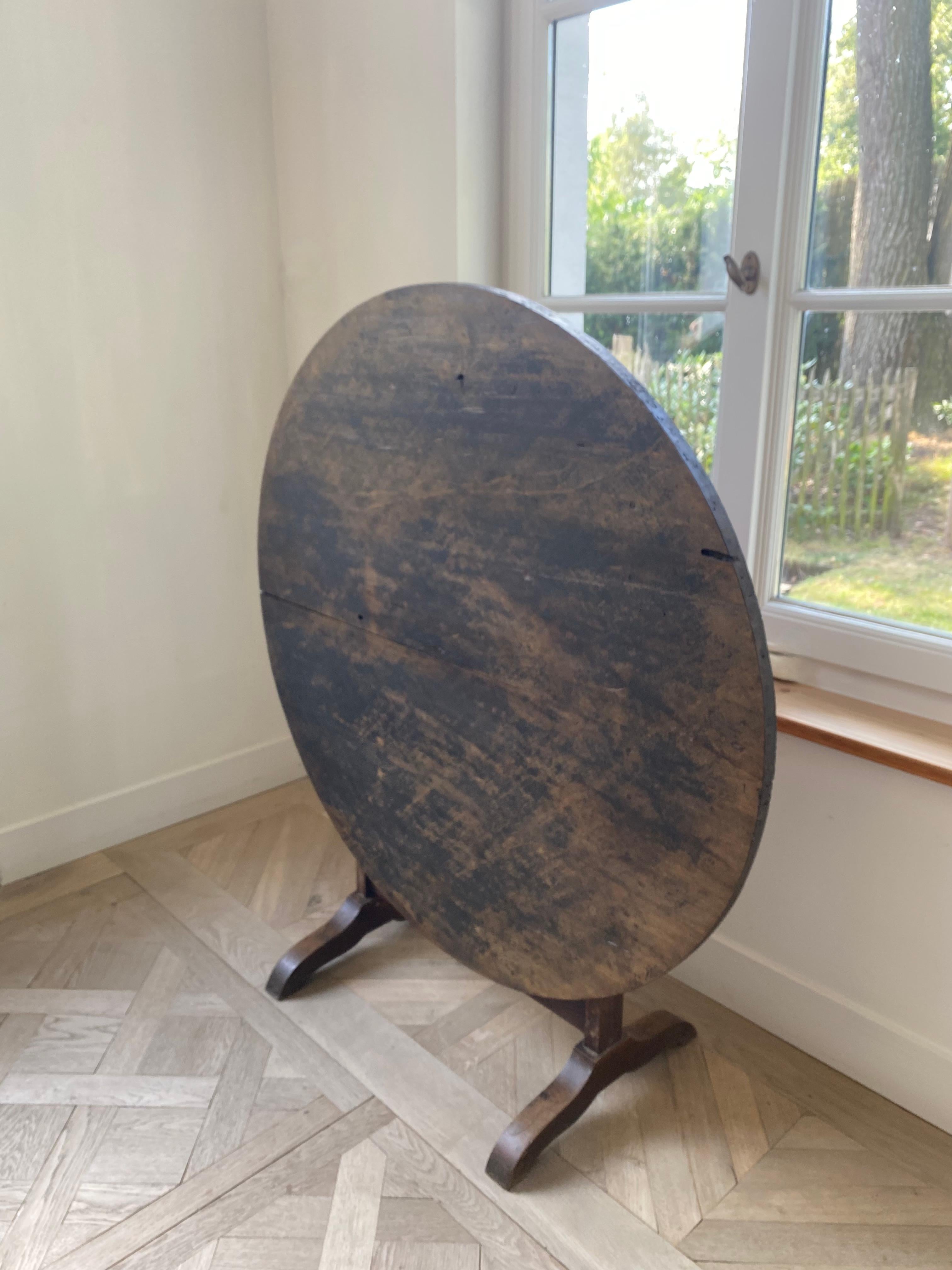 French 19th Century wine tasting table. Oak base and chestnut tablet, with a unique patina.
By constantly covering it in linen in the past, the table top has acquired a unique look.

Ask about our own personalized shipping rate. Packed securely,