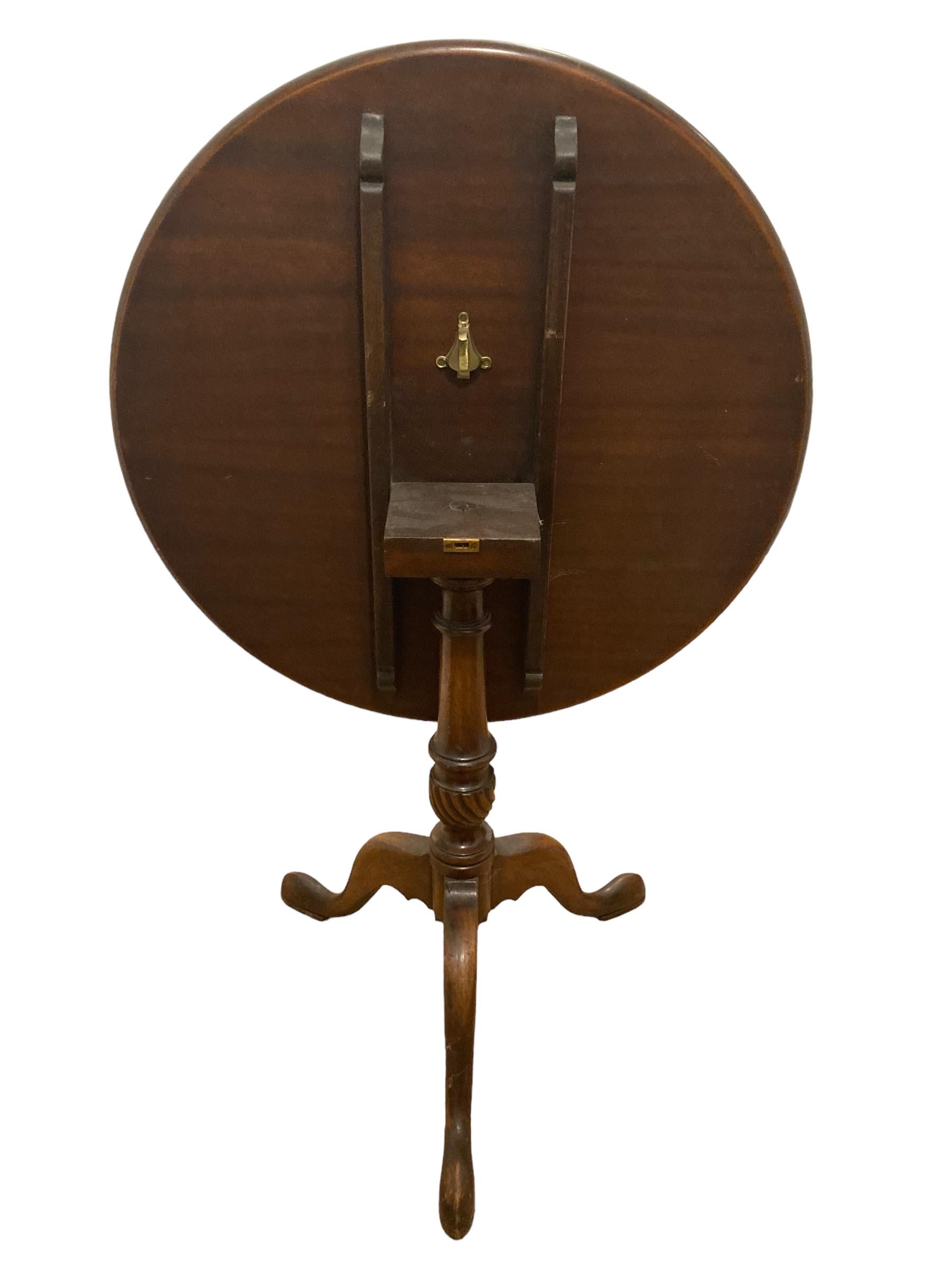 19th Century Tilt Top Table on tri feet In Good Condition In Bishop's Stortford, GB