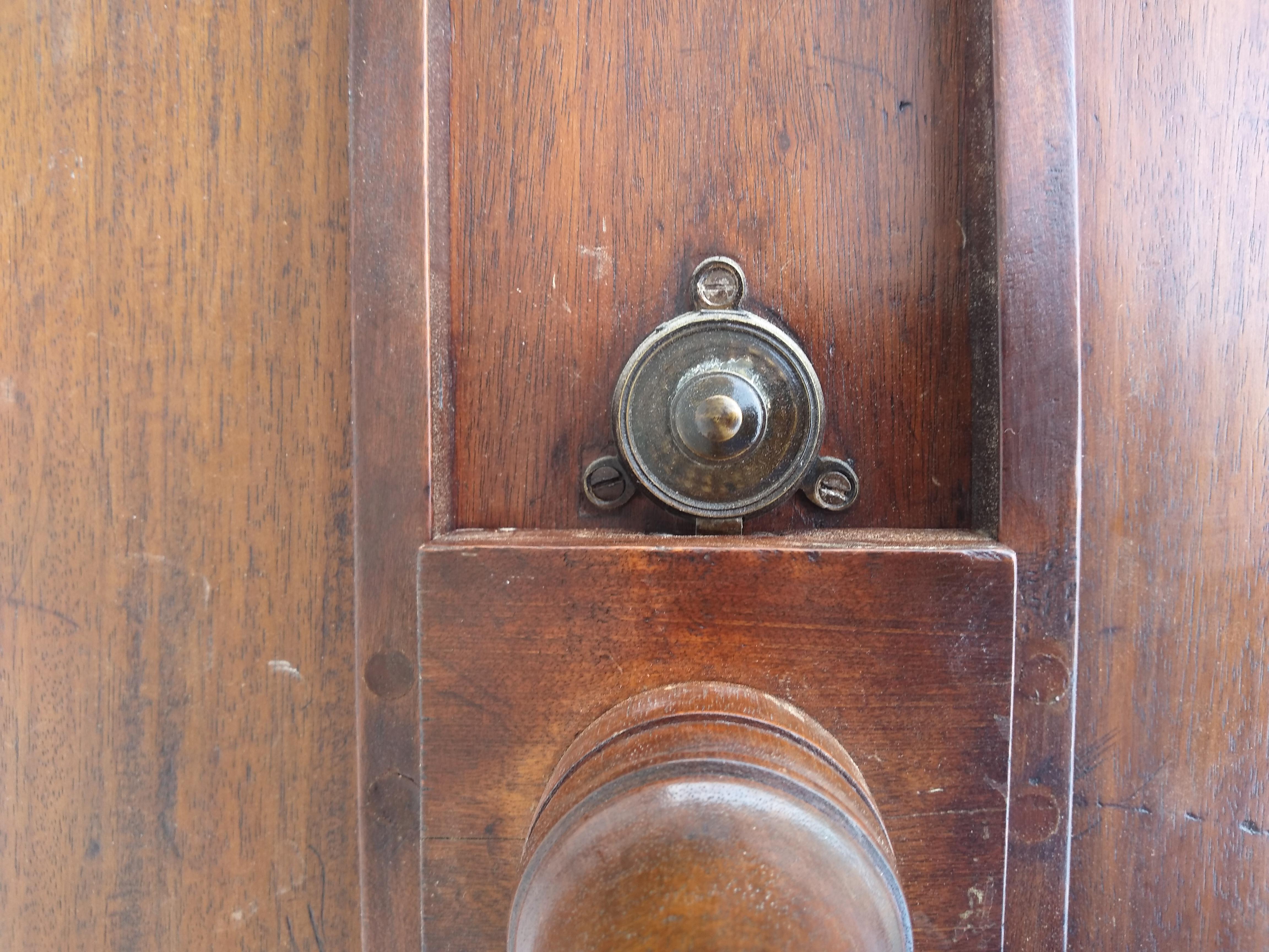 Inglese Portacandele in legno di noce con base a treppiede del XIX secolo in vendita