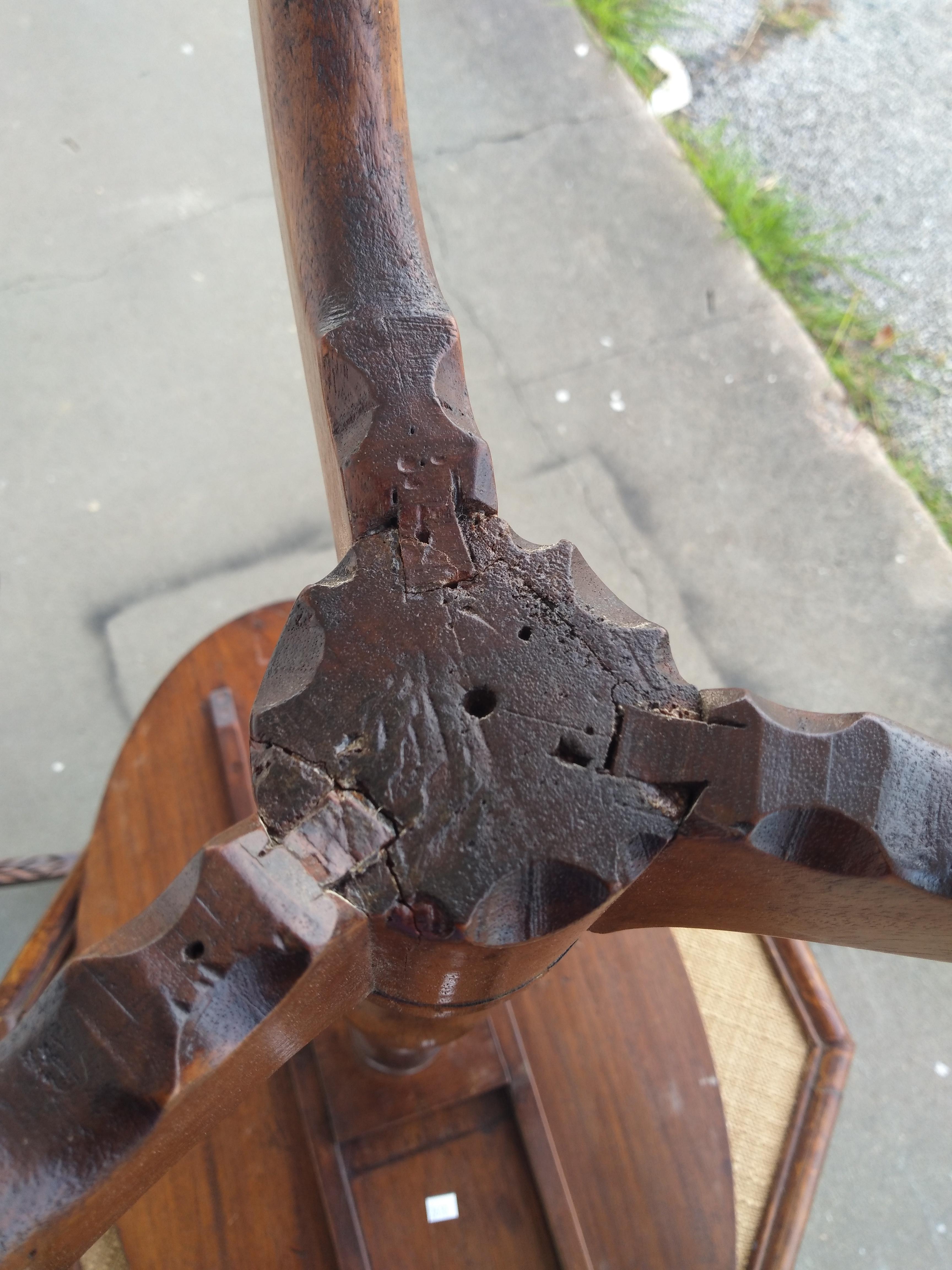 Portacandele in legno di noce con base a treppiede del XIX secolo In condizioni buone in vendita a Pasadena, TX