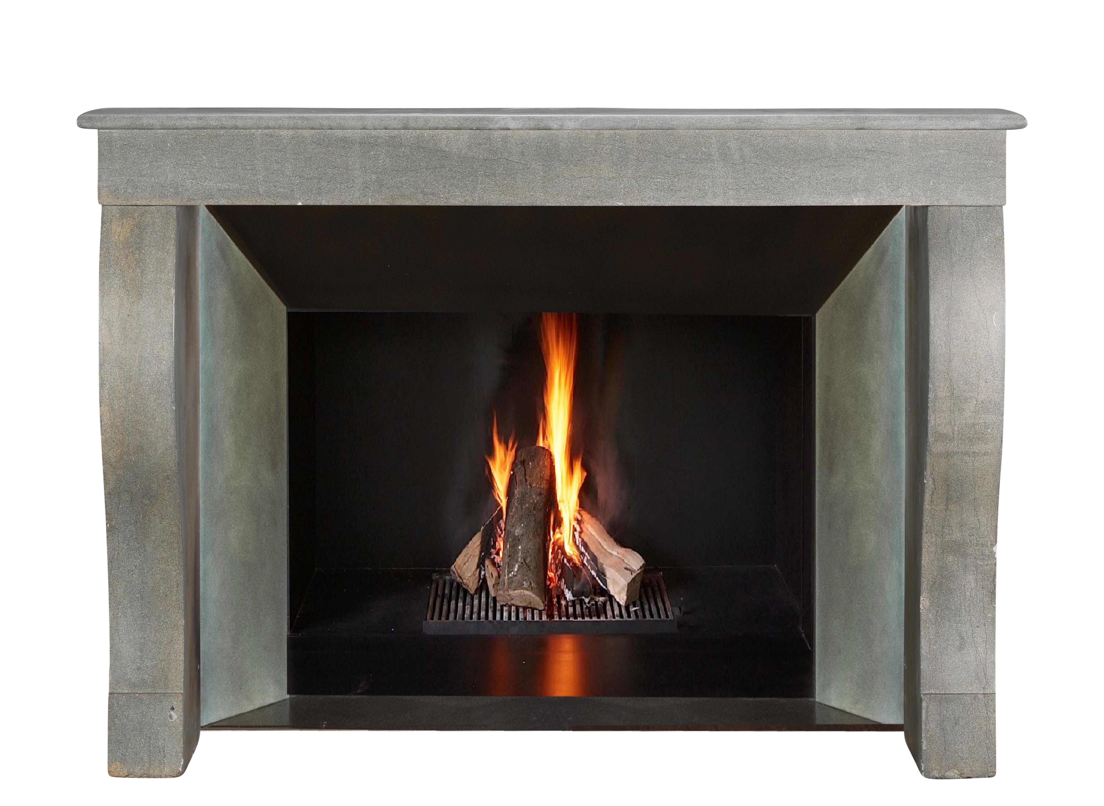 Sculpté à la main Cheminée minimaliste intemporelle du 19e siècle en pierre naturelle grise fondue en vente
