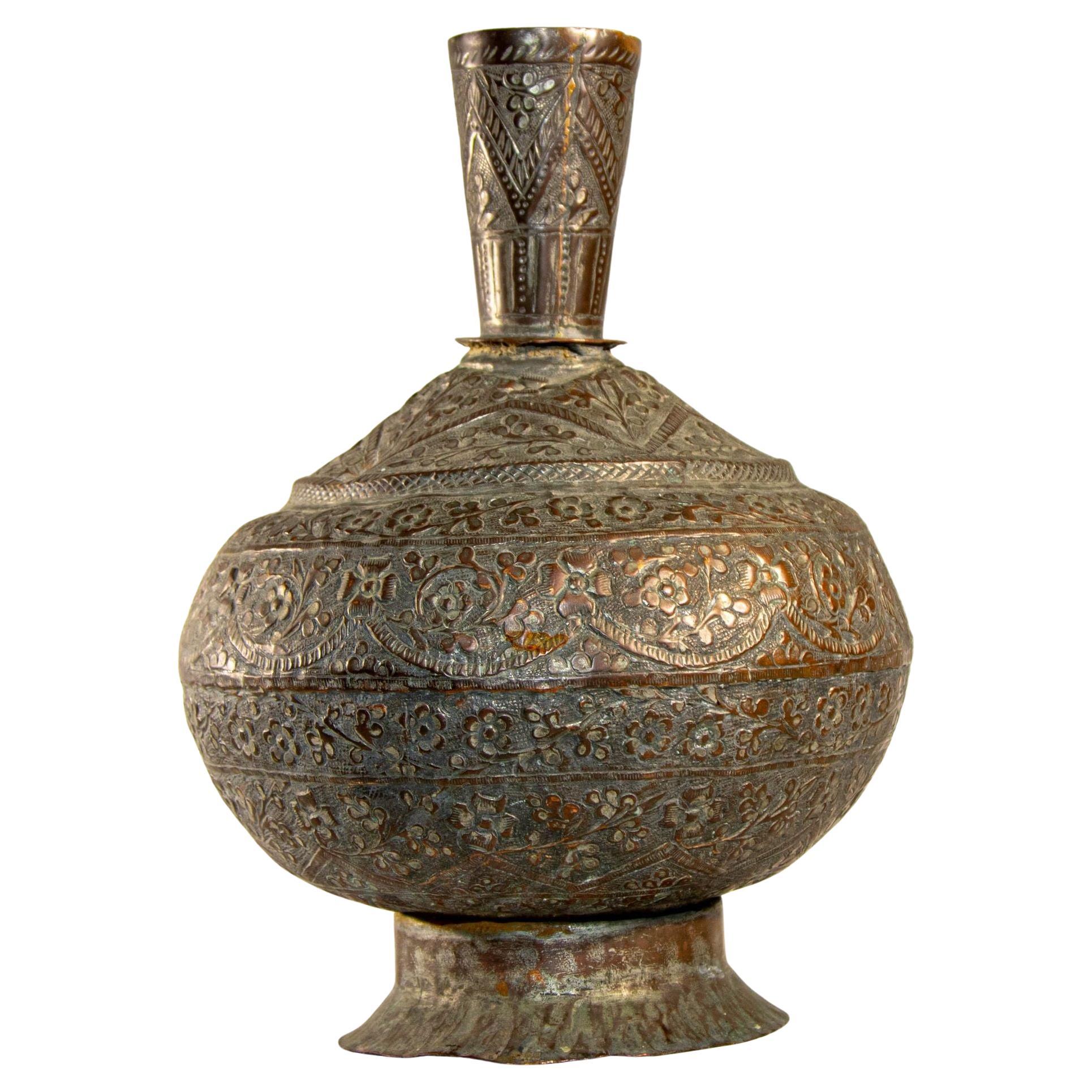 Vase islamique indo-persan en cuivre teinté du 19ème siècle En vente sur  1stDibs