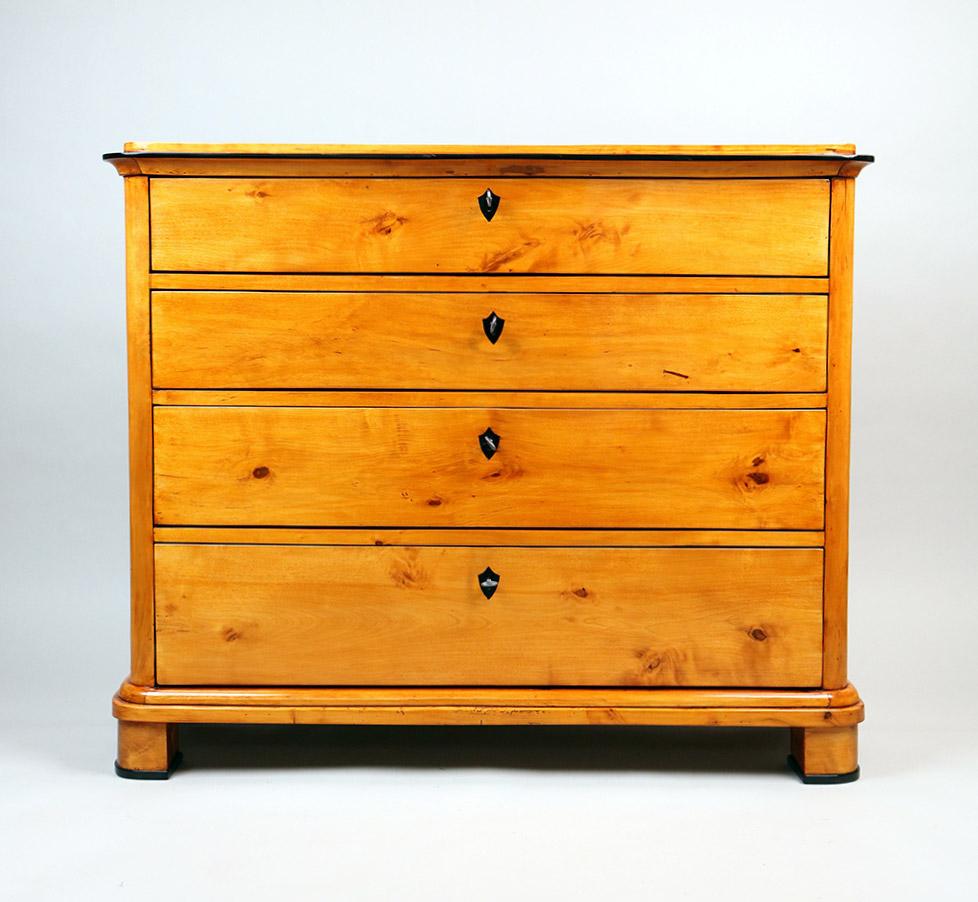 Antique Swedish writing chest of drawers. Made of solid birch wood, mid 19th century around 1850-1860.
Four drawers, the top one folds down, can be used as a writing surface and hides a beautiful interior.

Measures: H x W x D: 97 x 117 x 47