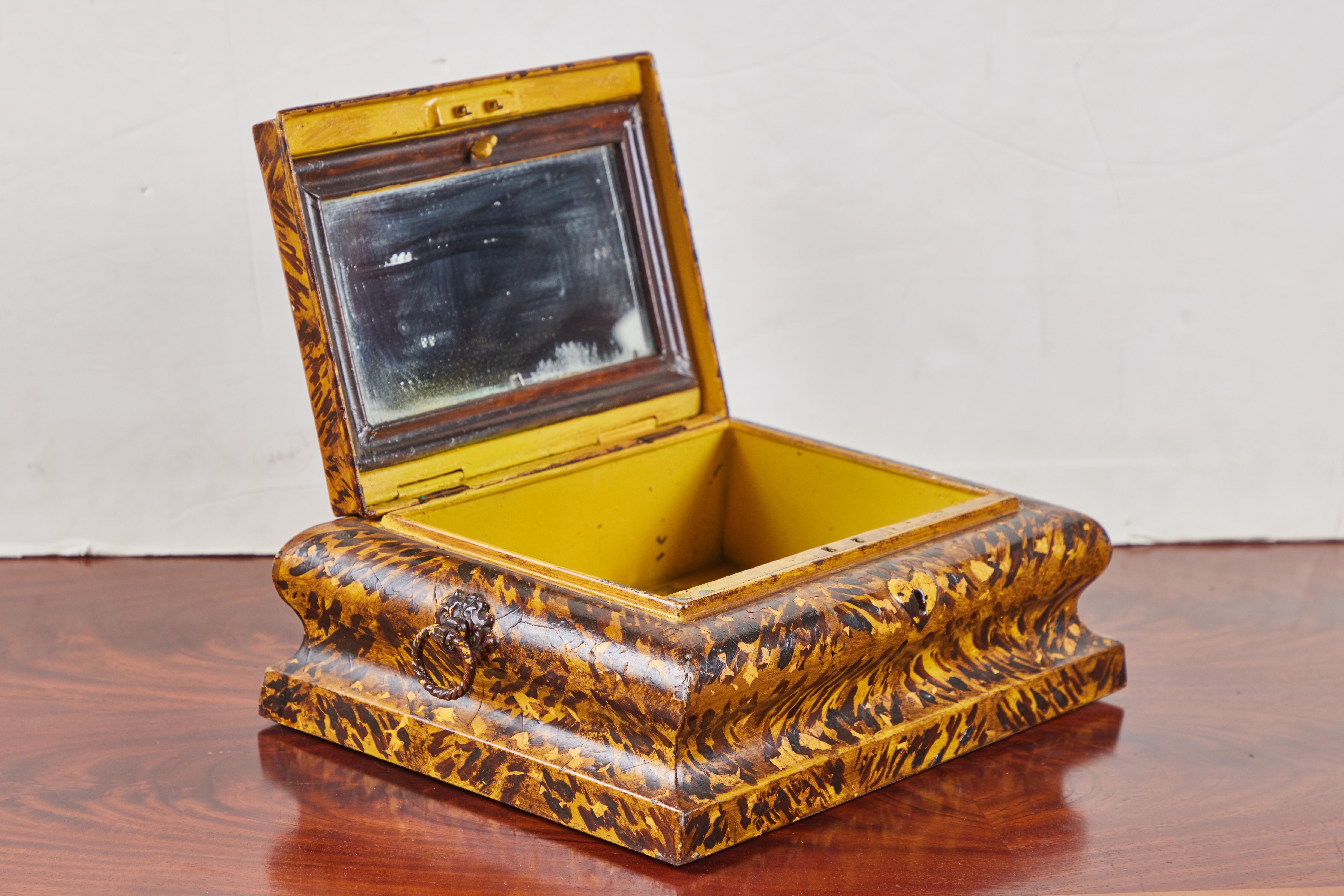 Début du XIXe siècle Boîte en tôle du XIXe siècle en vente