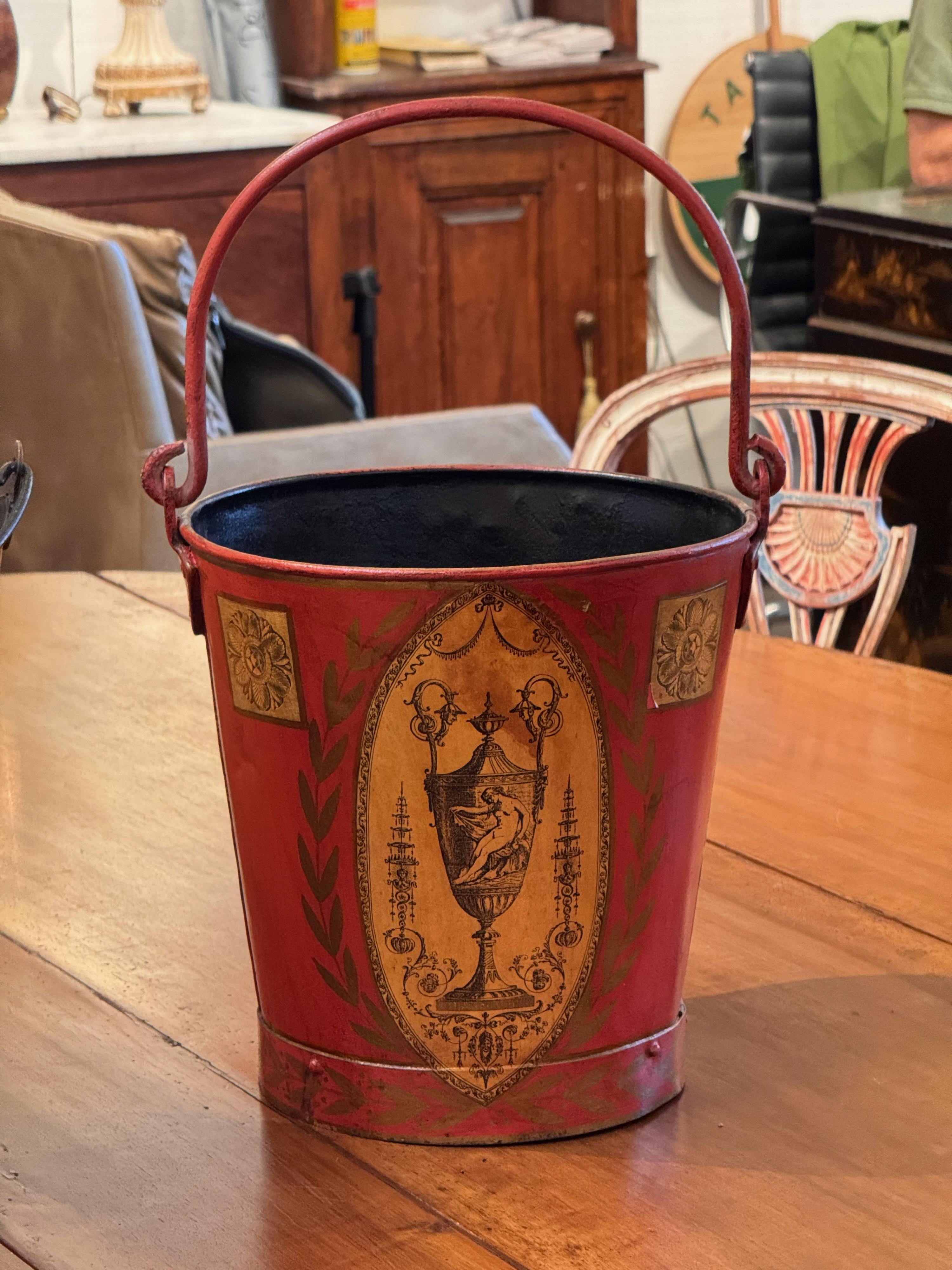Un secchio da tole decorato. Ottimo per le riviste o la legna da ardere.