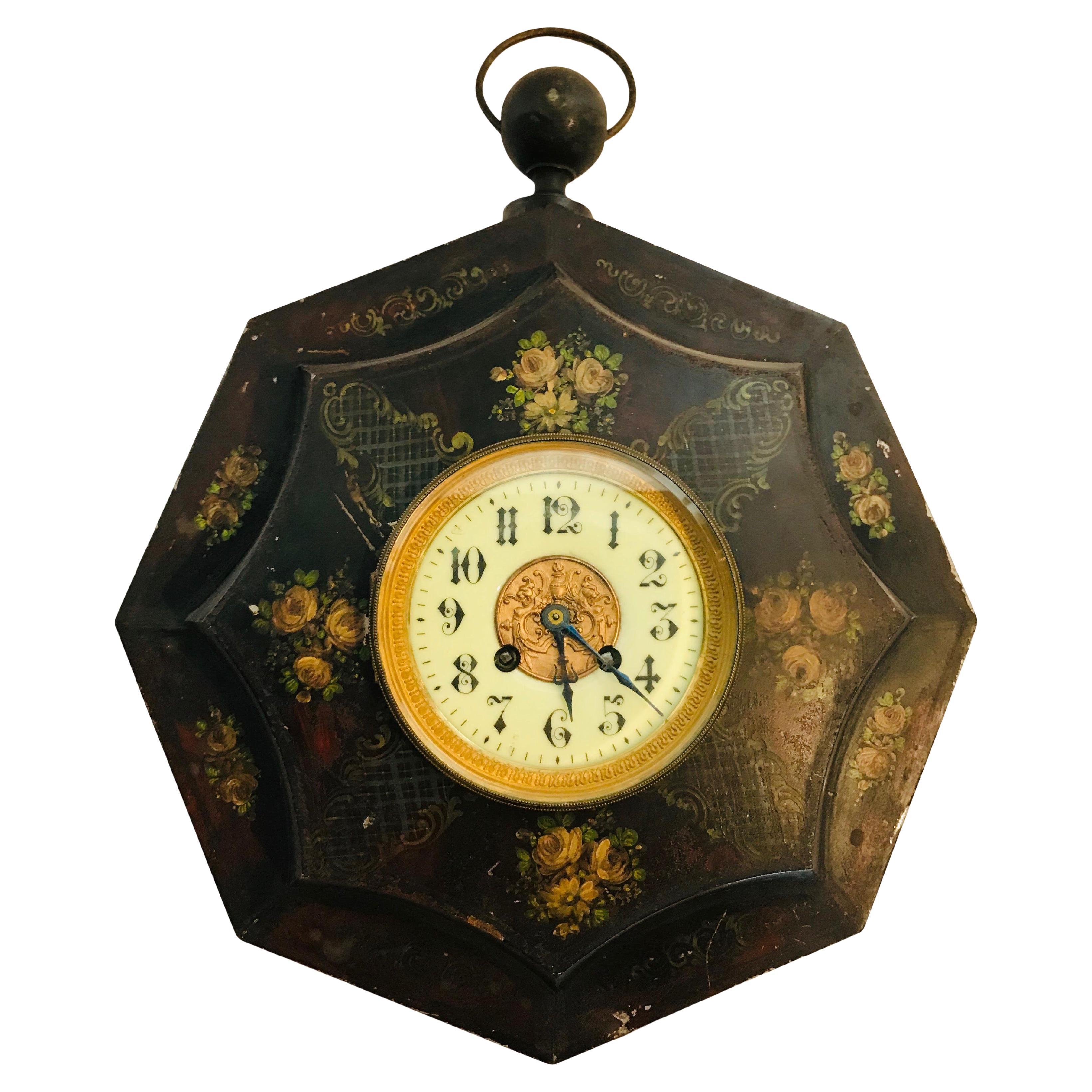 Horloge murale décorative du 19e siècle peinte à la tôle en vente