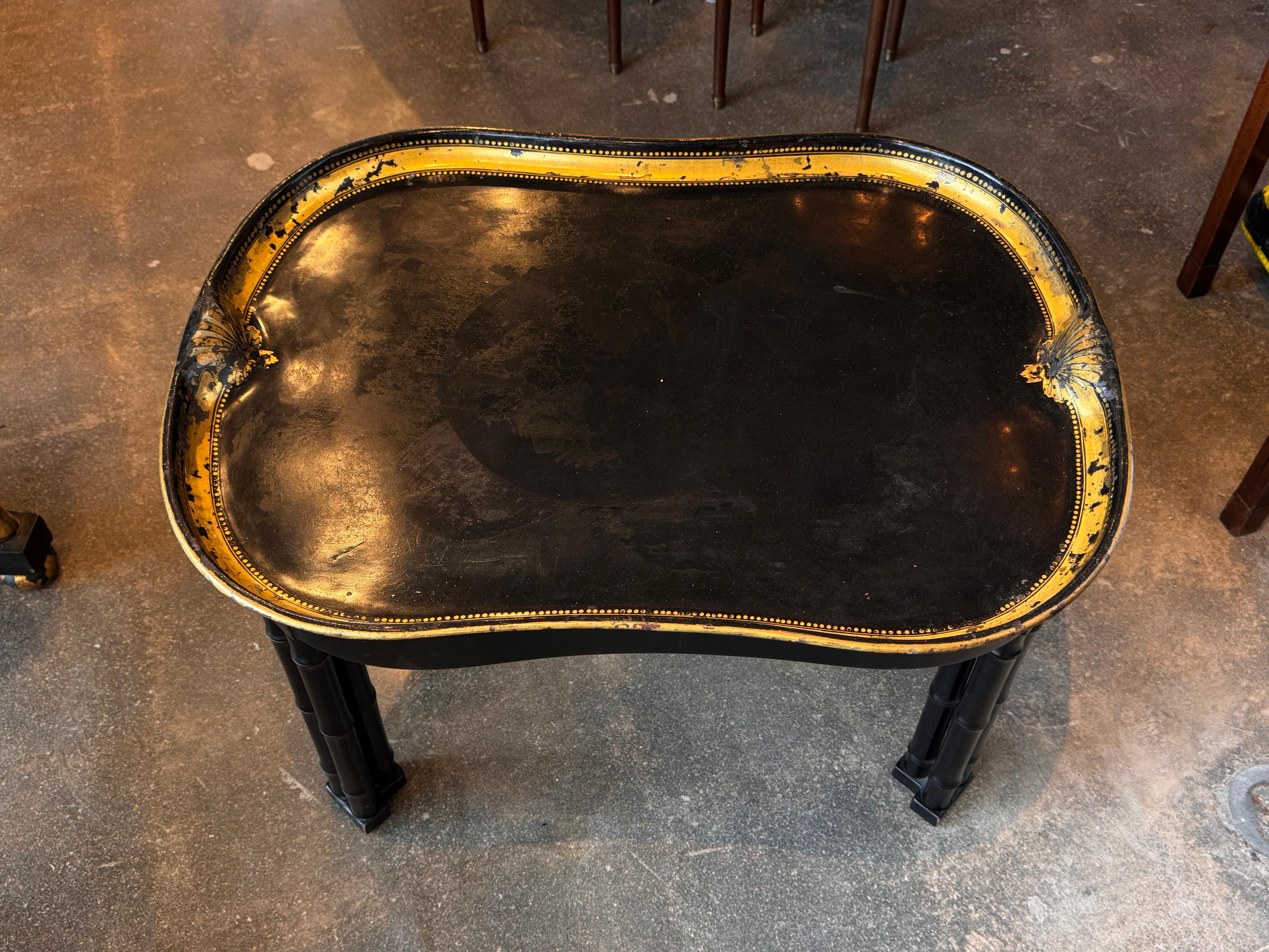 Plateau en tôle du 19ème siècle sur pied Bon état - En vente à Charlottesville, VA